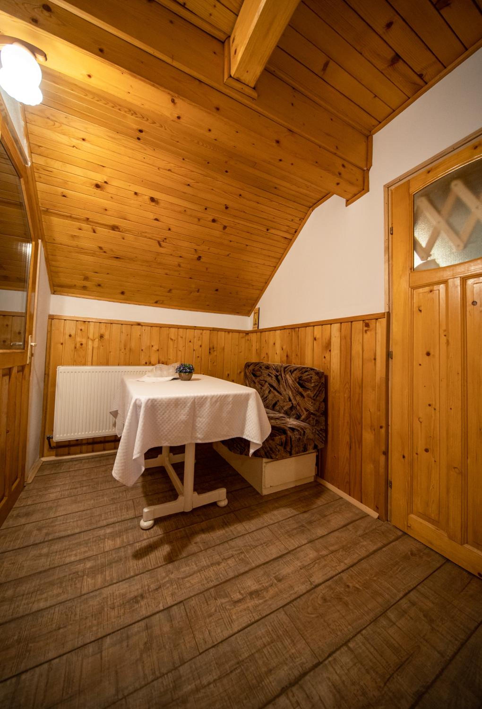 Double Room with Balcony - Photo 10