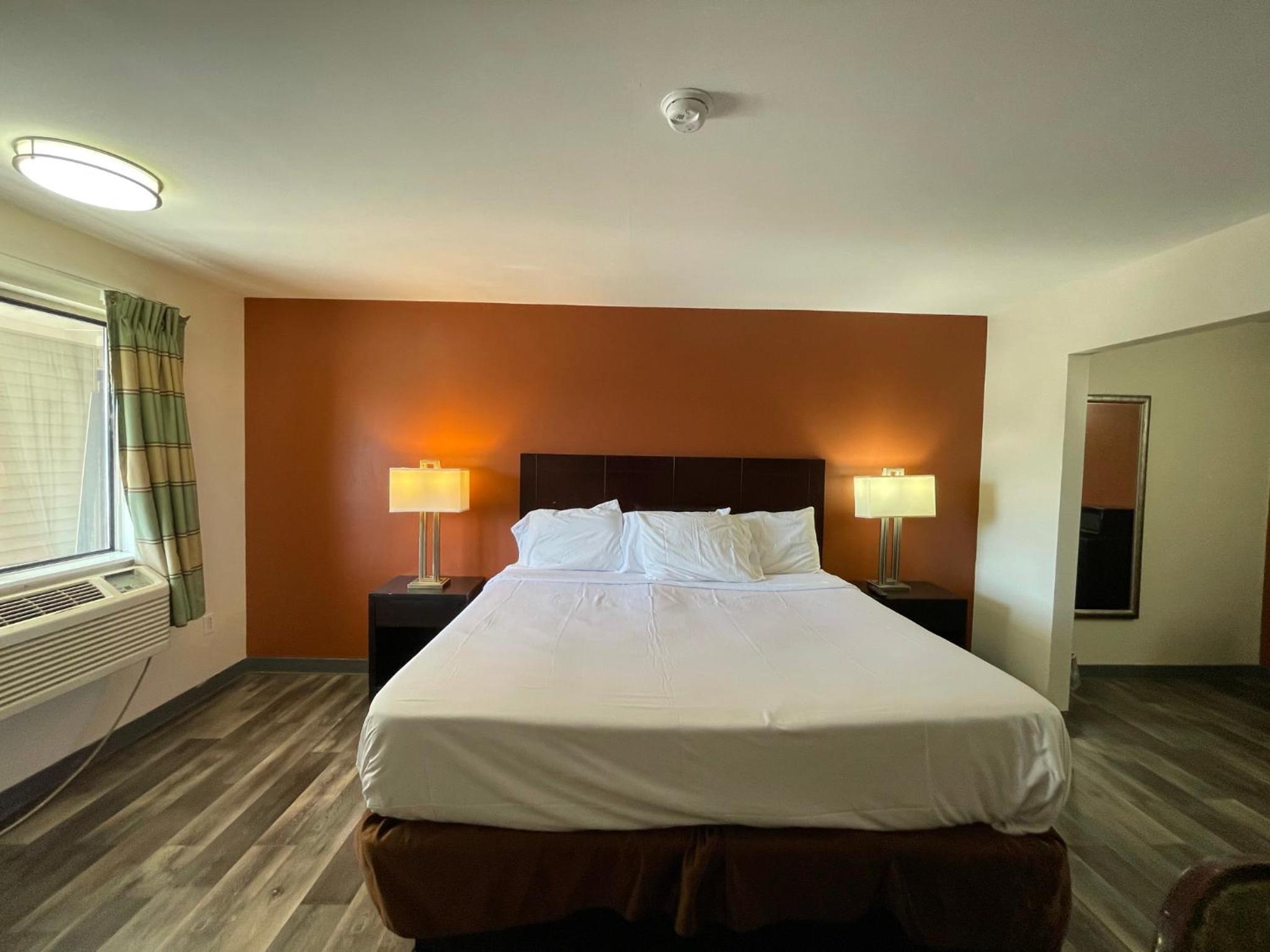 King Room - Non-Smoking - Photo 2