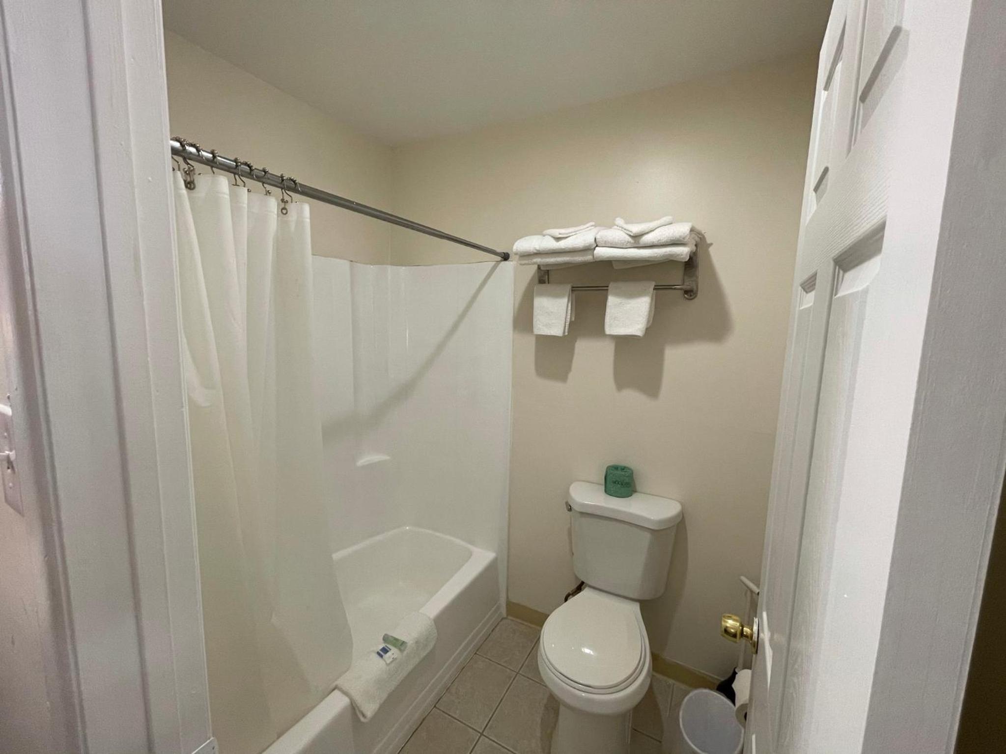 King Room - Non-Smoking - Photo 3
