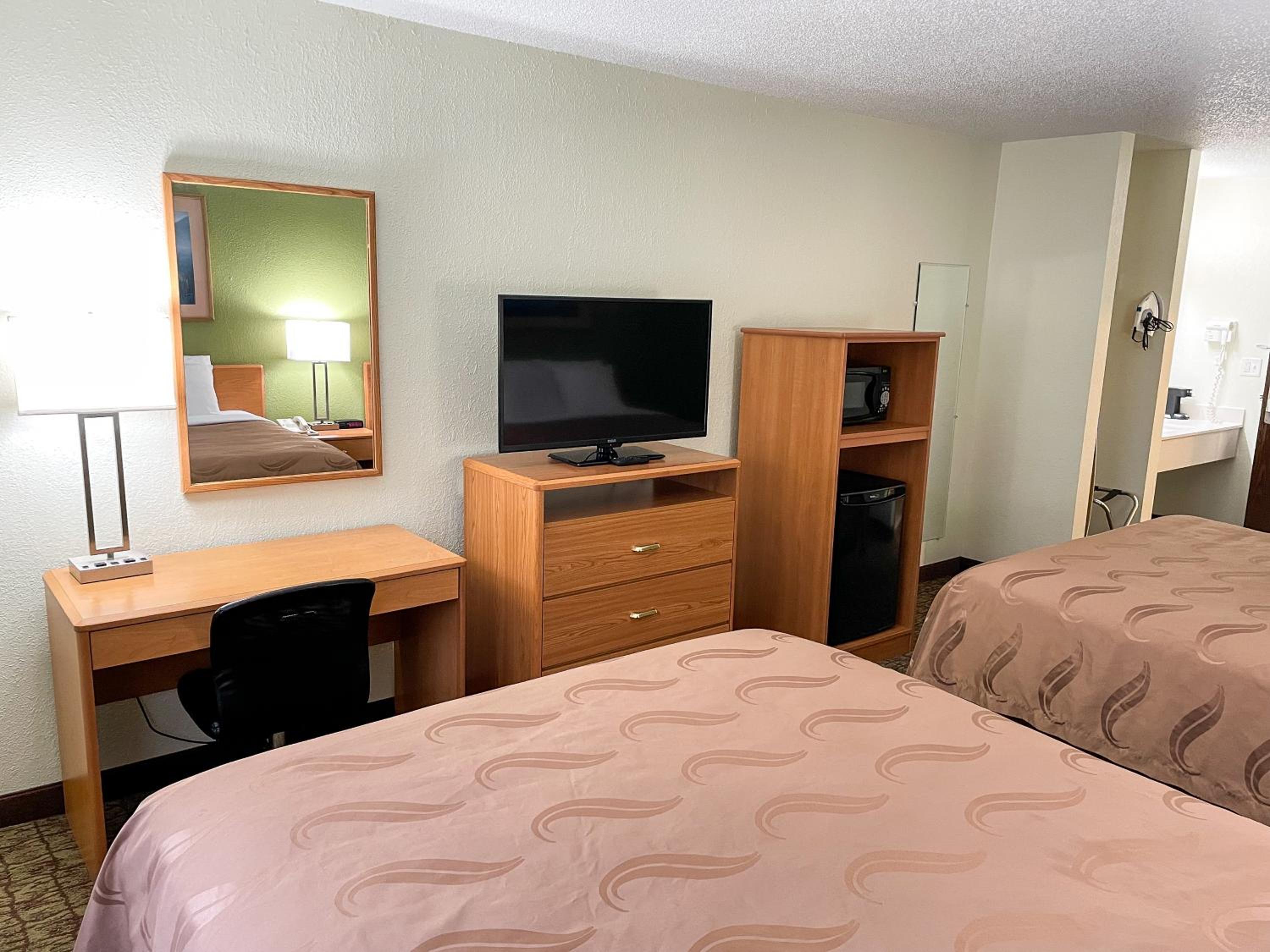 Queen Room with Two Queen Beds - Non-Smoking - Photo 3
