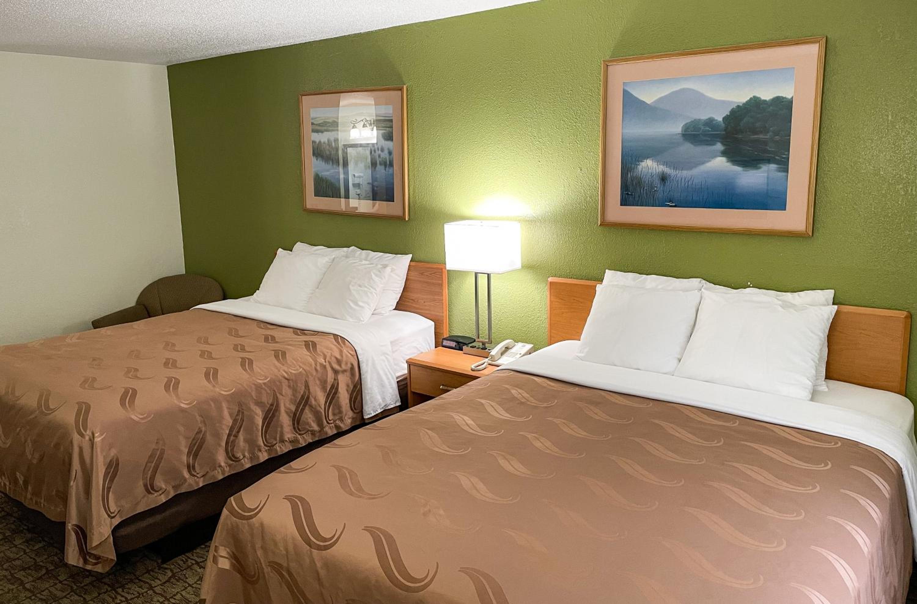 Queen Room with Two Queen Beds - Non-Smoking - Photo 4