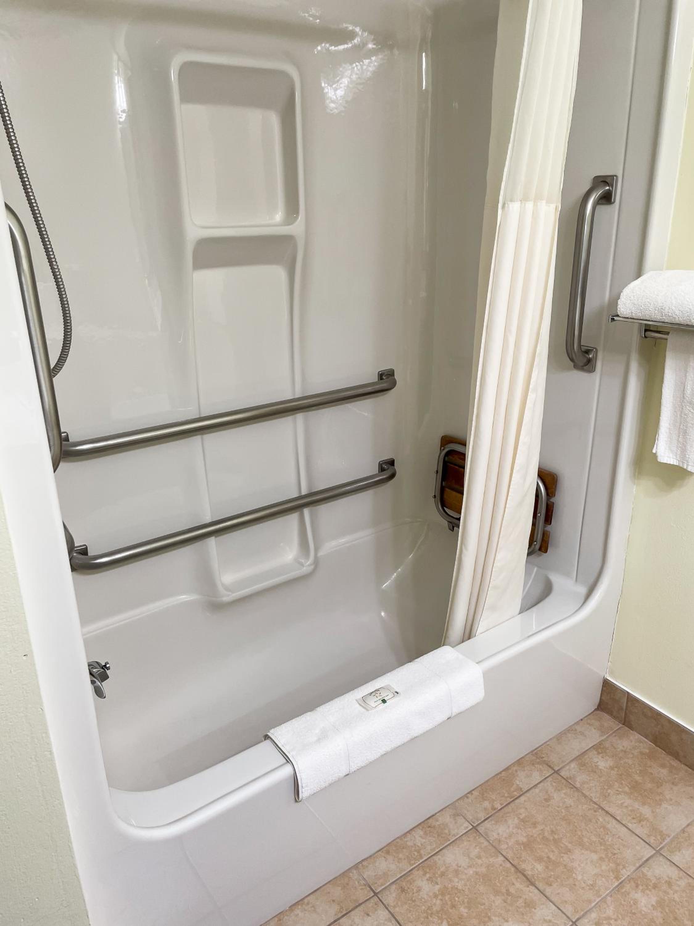 Queen Room - Accessible/Non-Smoking photo 2