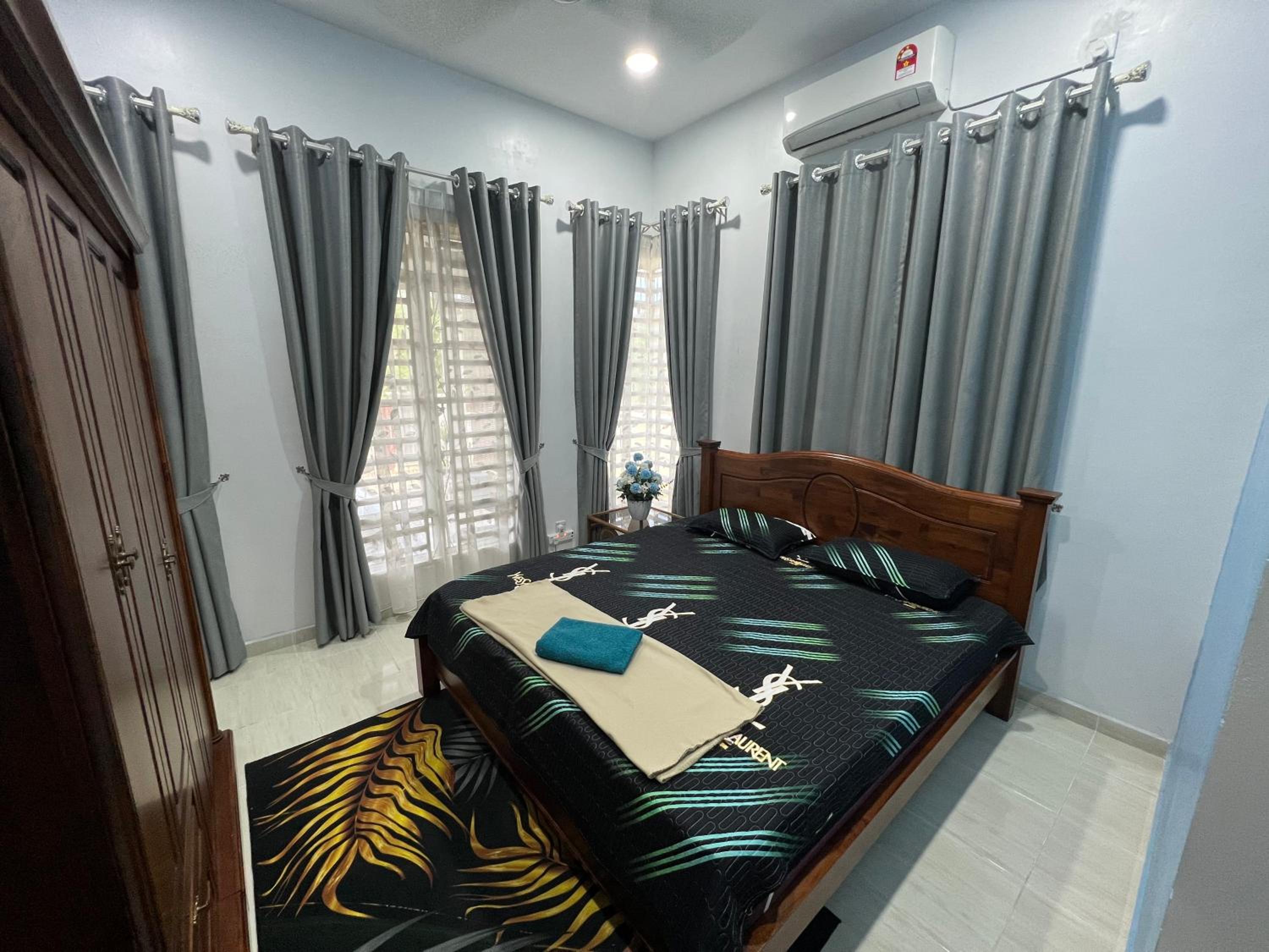 Three-Bedroom House photo 2