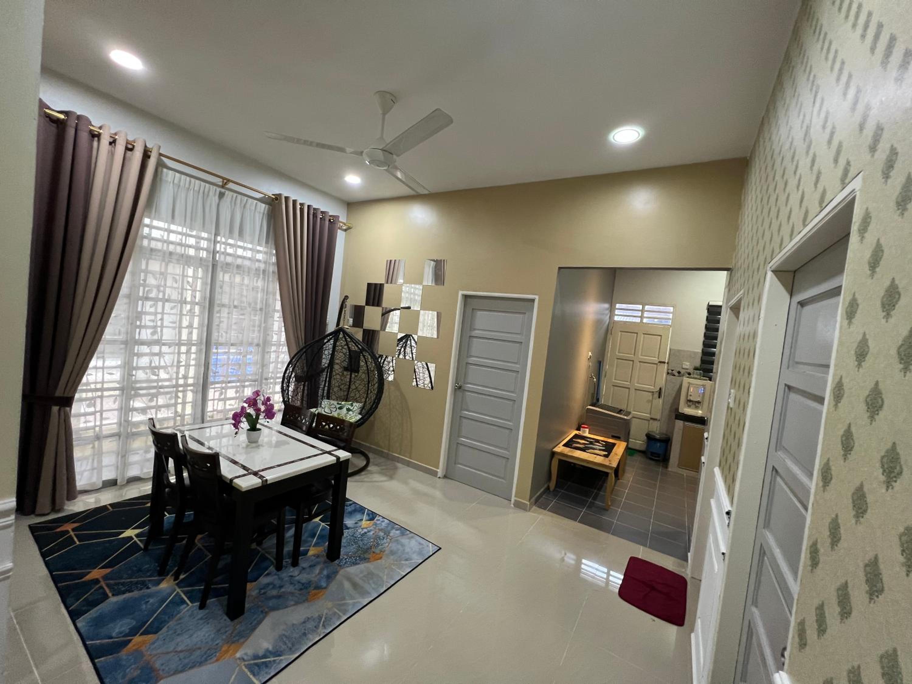 Three-Bedroom House photo 3