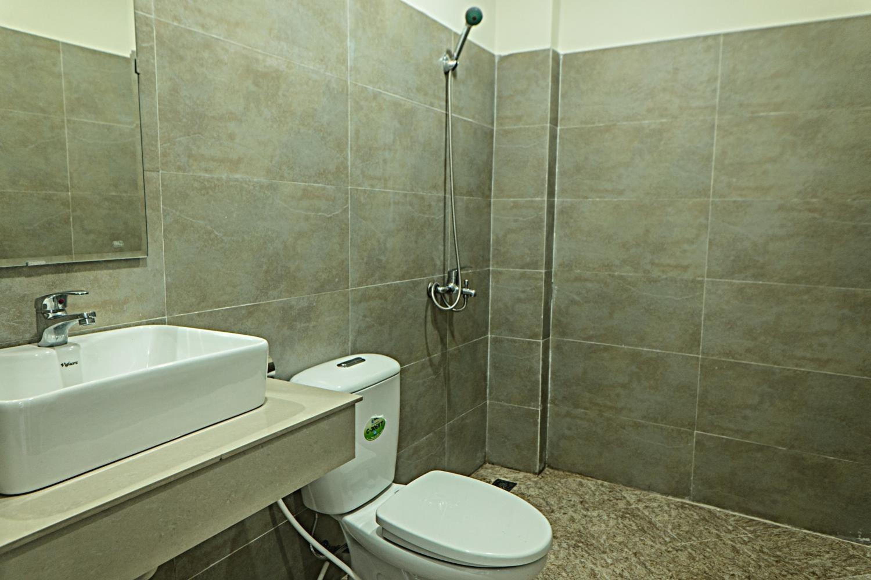 6-Bed Mixed Dormitory Room