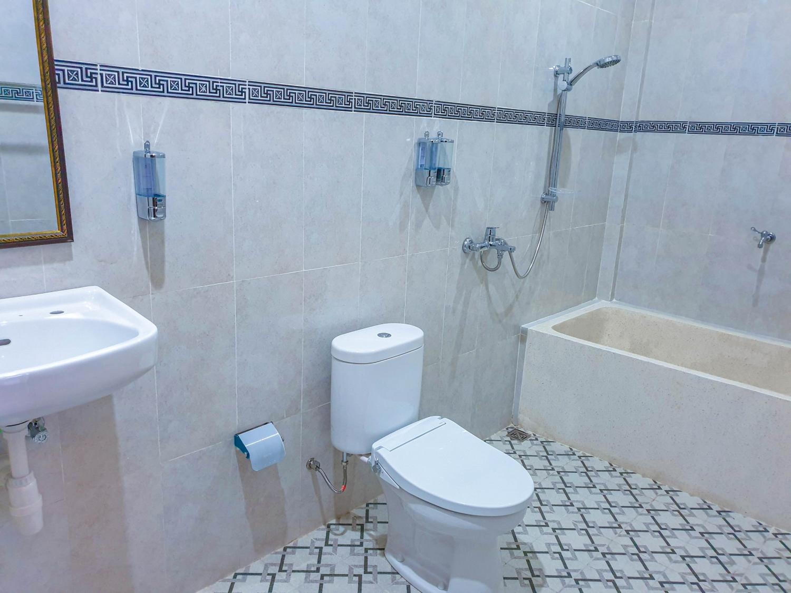Budget Double Room - Photo 10