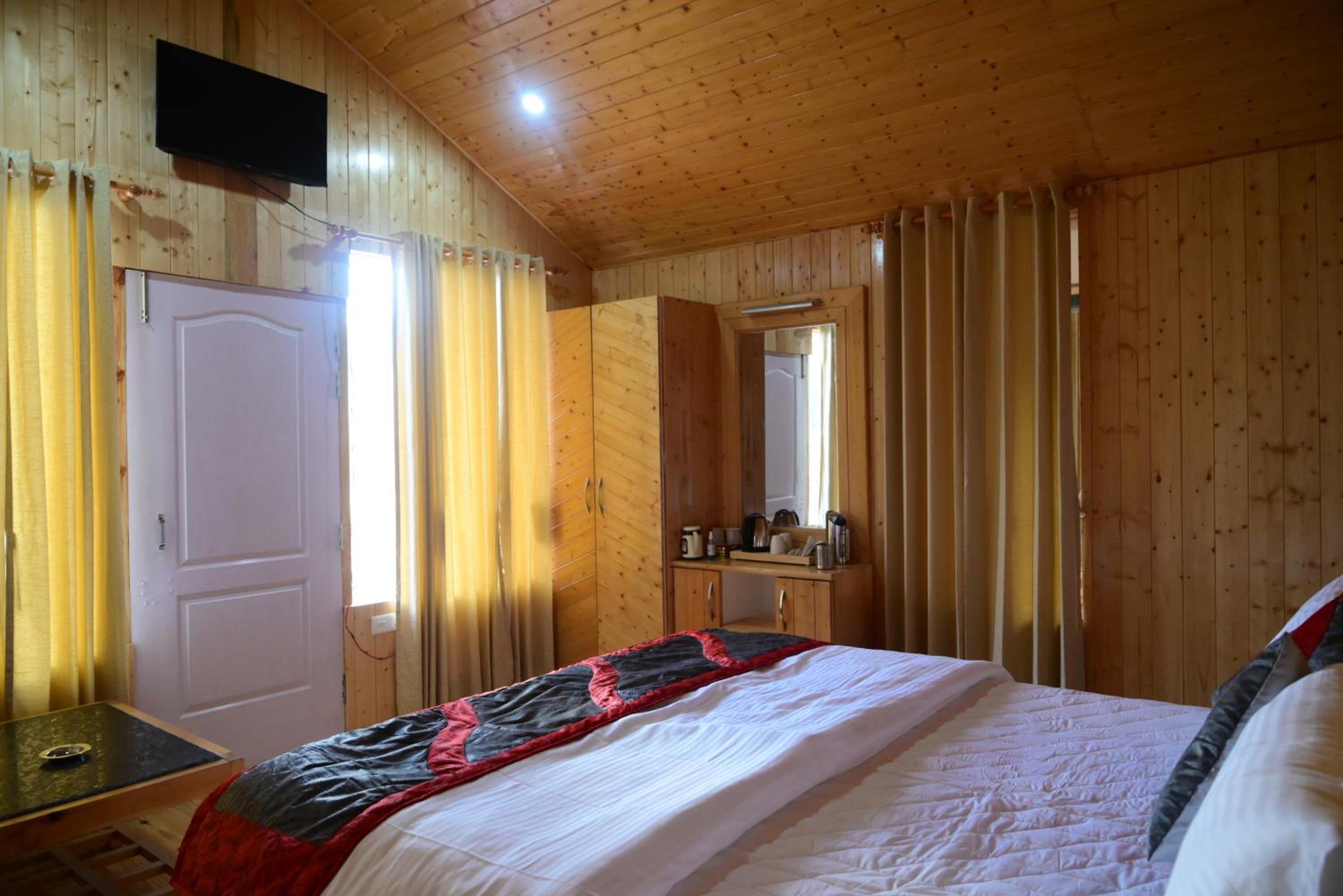 Deluxe Double Room with Balcony - Photo 4