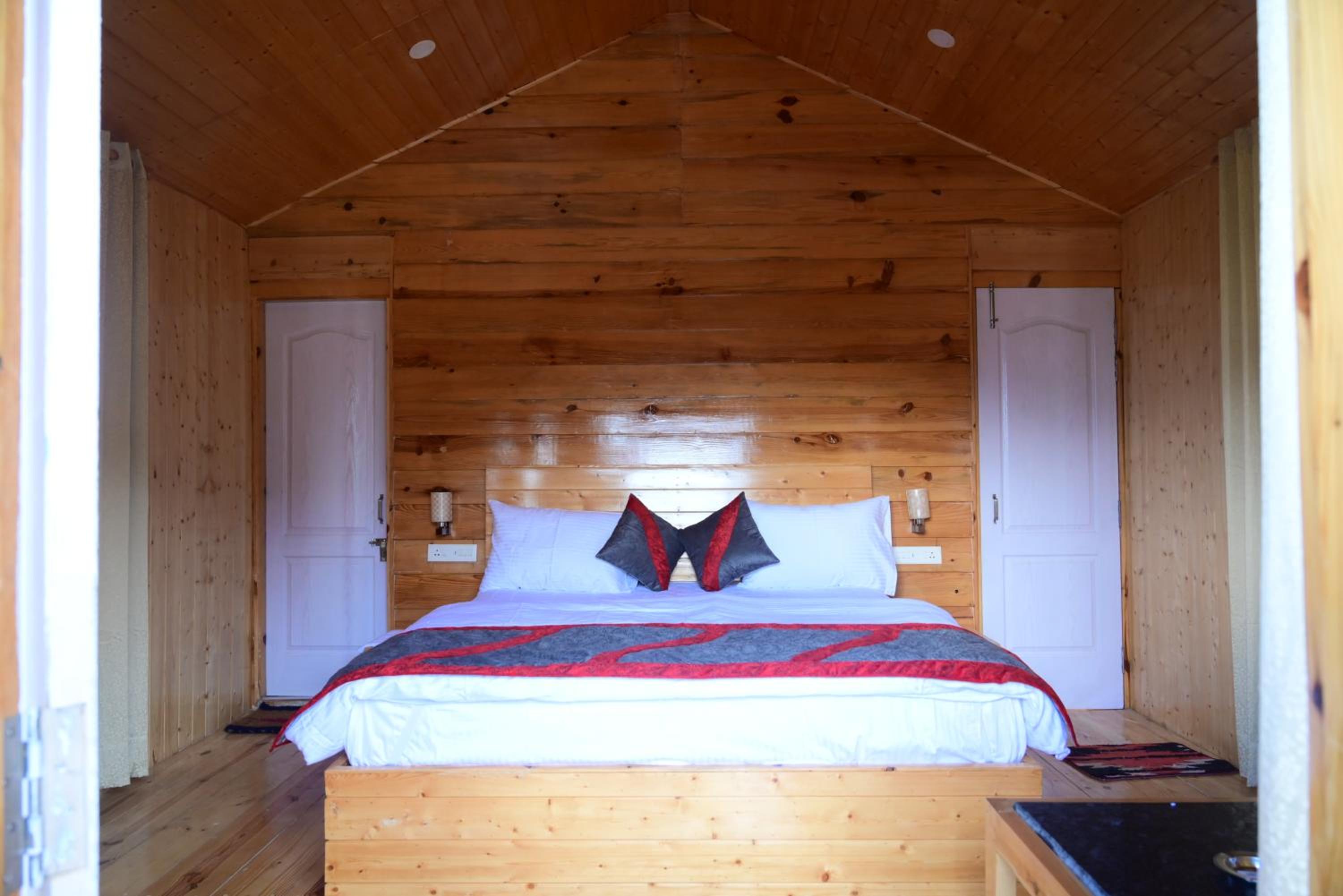 Deluxe Double Room with Balcony - Photo 3