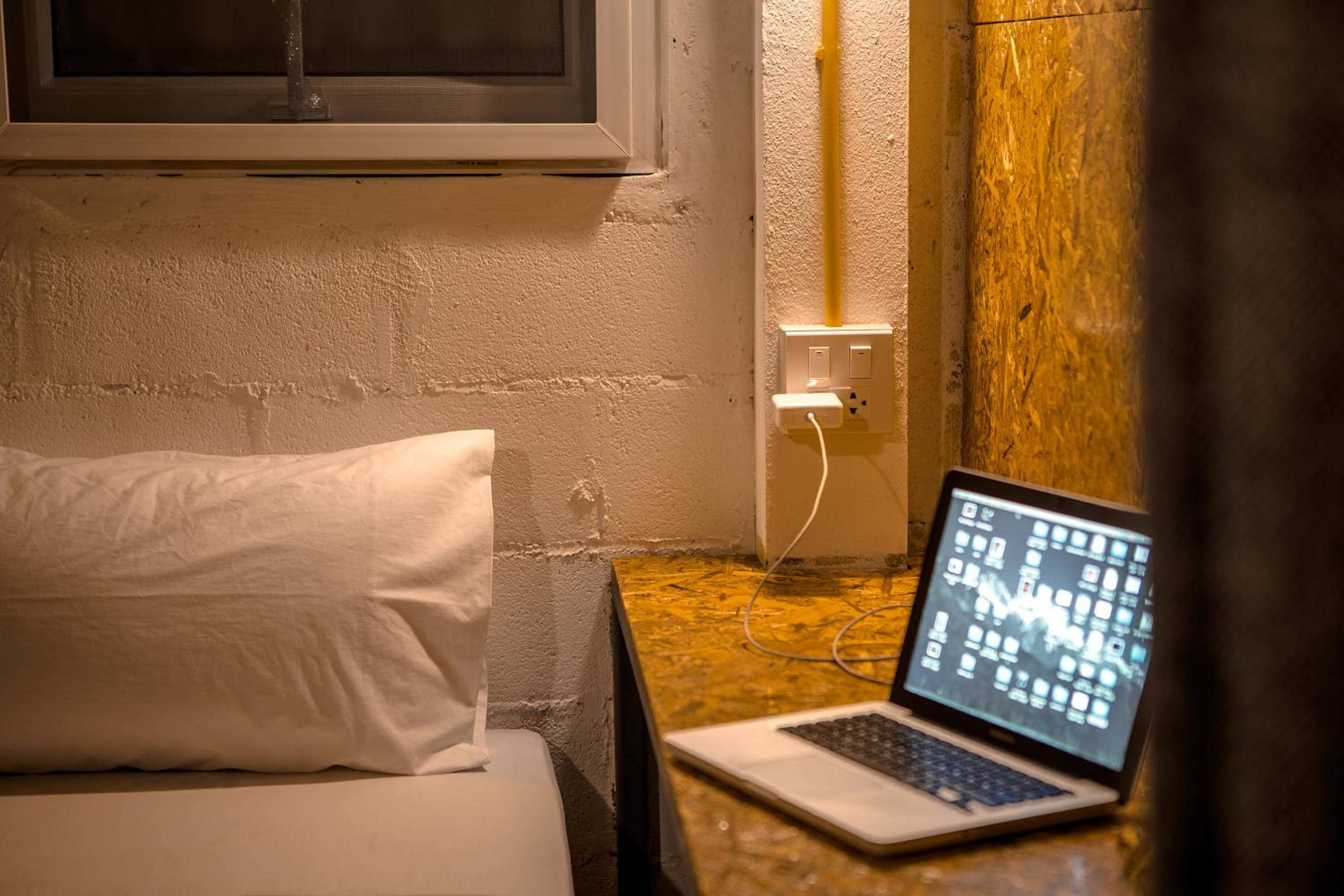 Lit Simple dans Dortoir Mixte