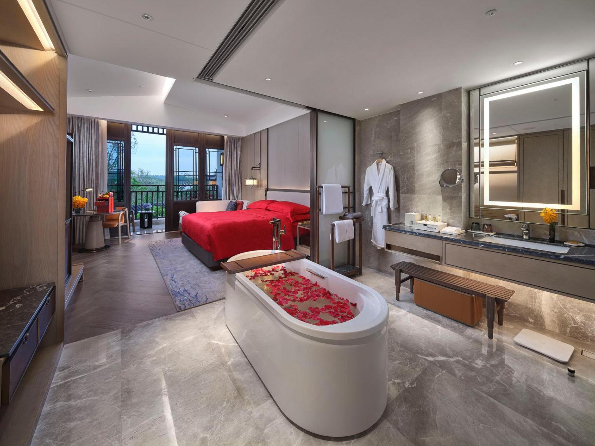 Deluxe King Room with Balcony and Garden View - Photo 3