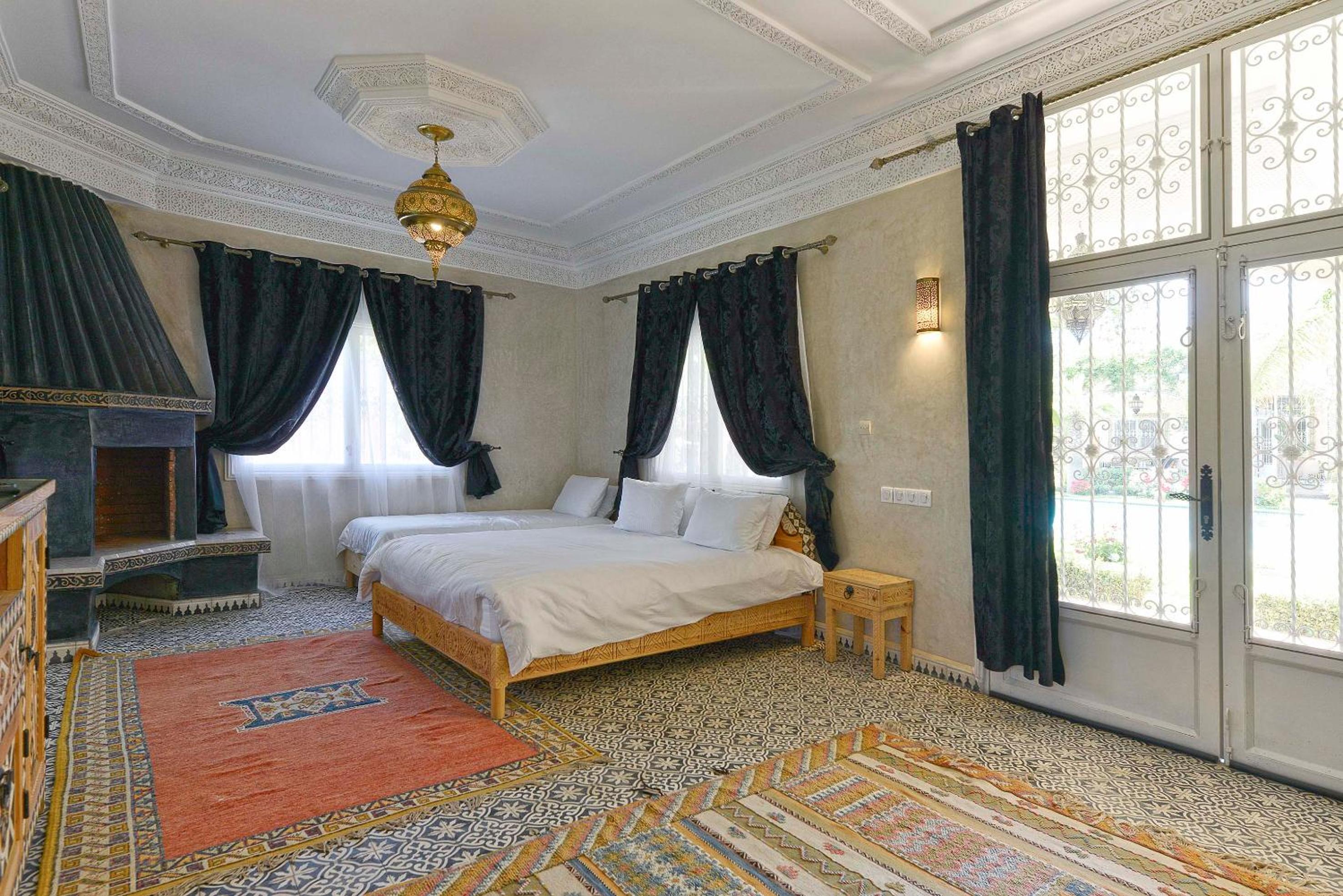 Villa with Private Pool - Photo 7