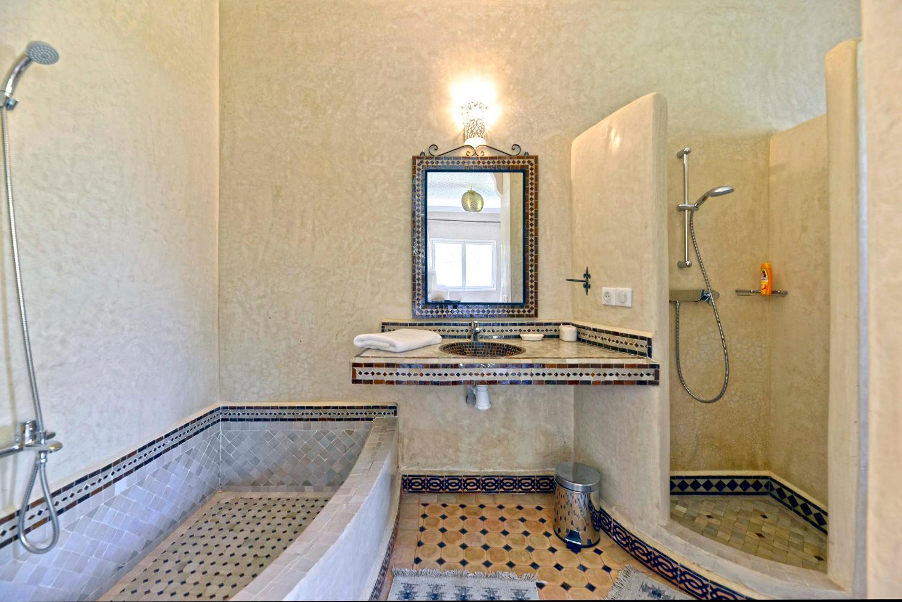 Villa with Private Pool - Photo 9