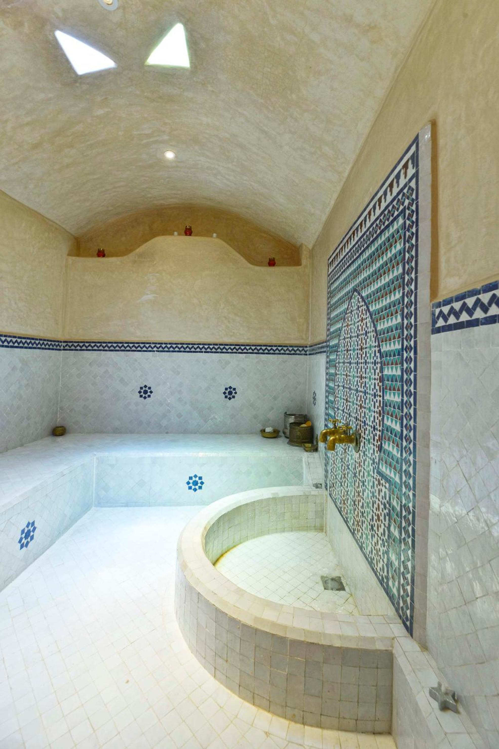 Villa with Private Pool - Photo 38