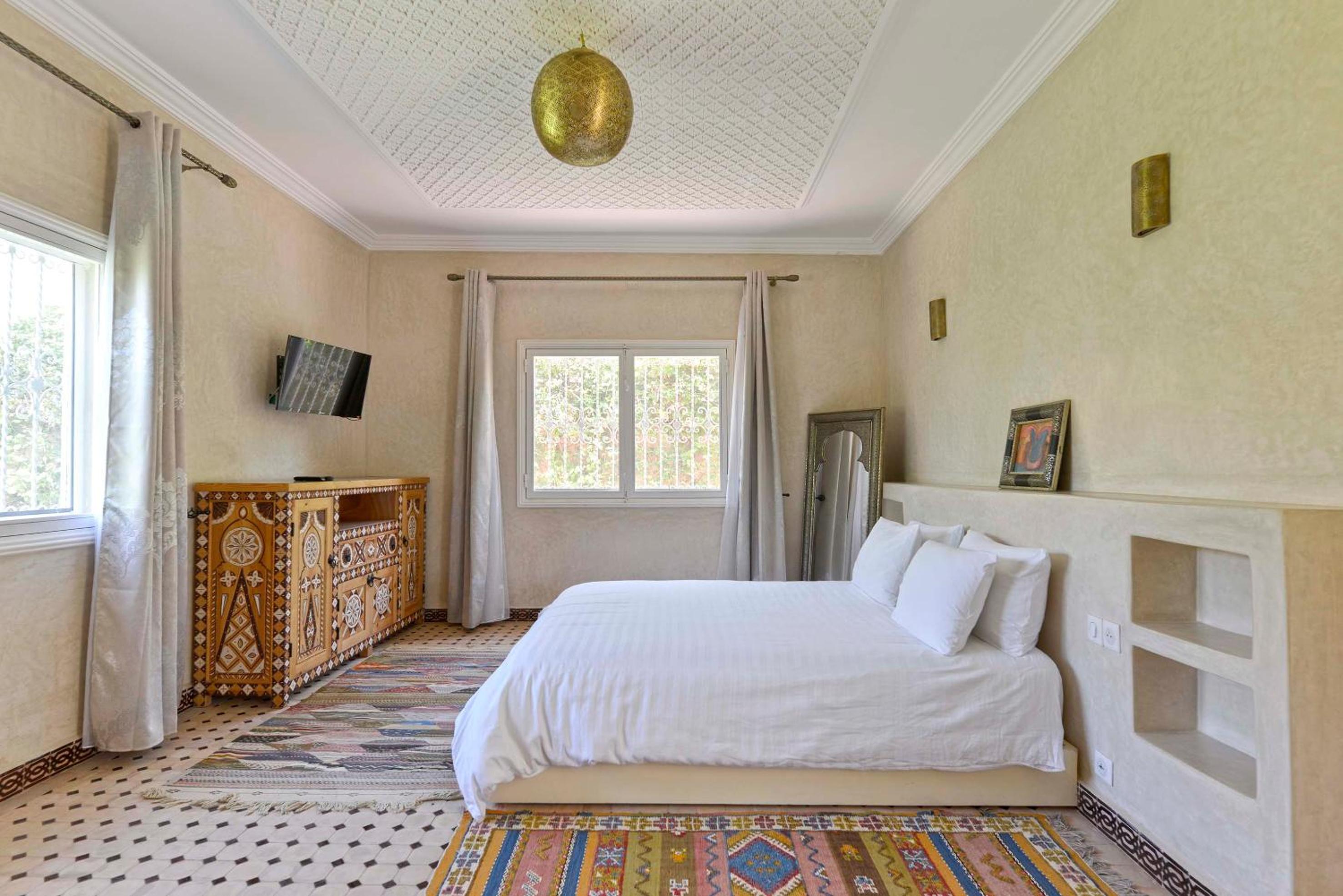 Villa with Private Pool - Photo 39