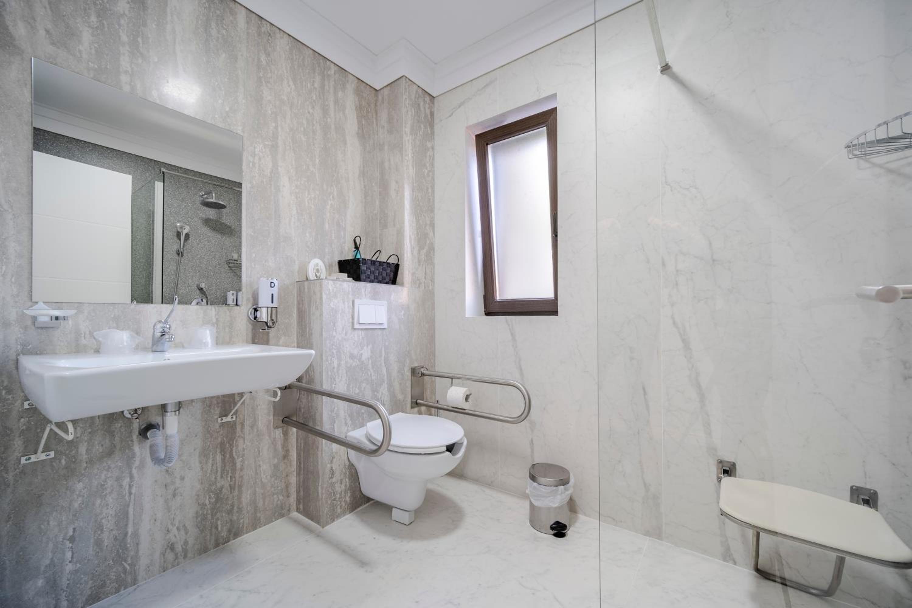 King Room - Disability Access - Photo 4