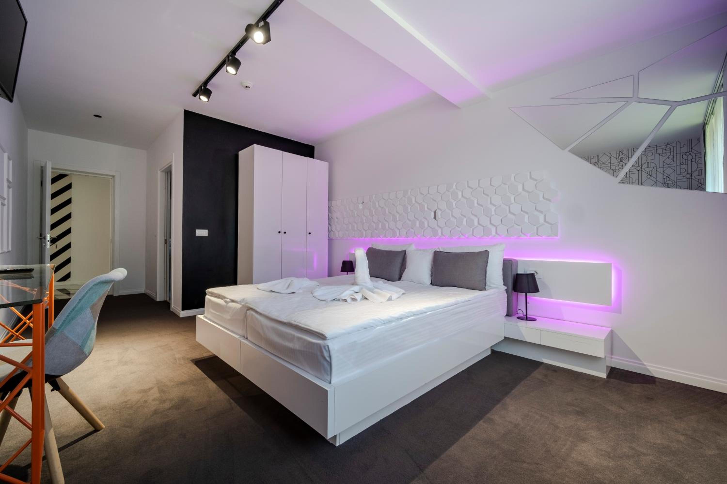 King Room with Balcony photo 1