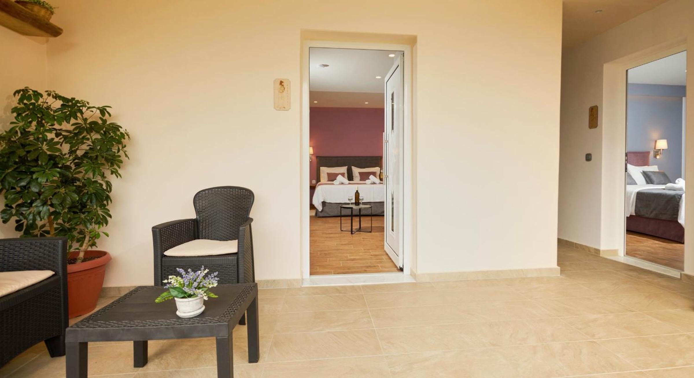 One-Bedroom Apartment photo 2