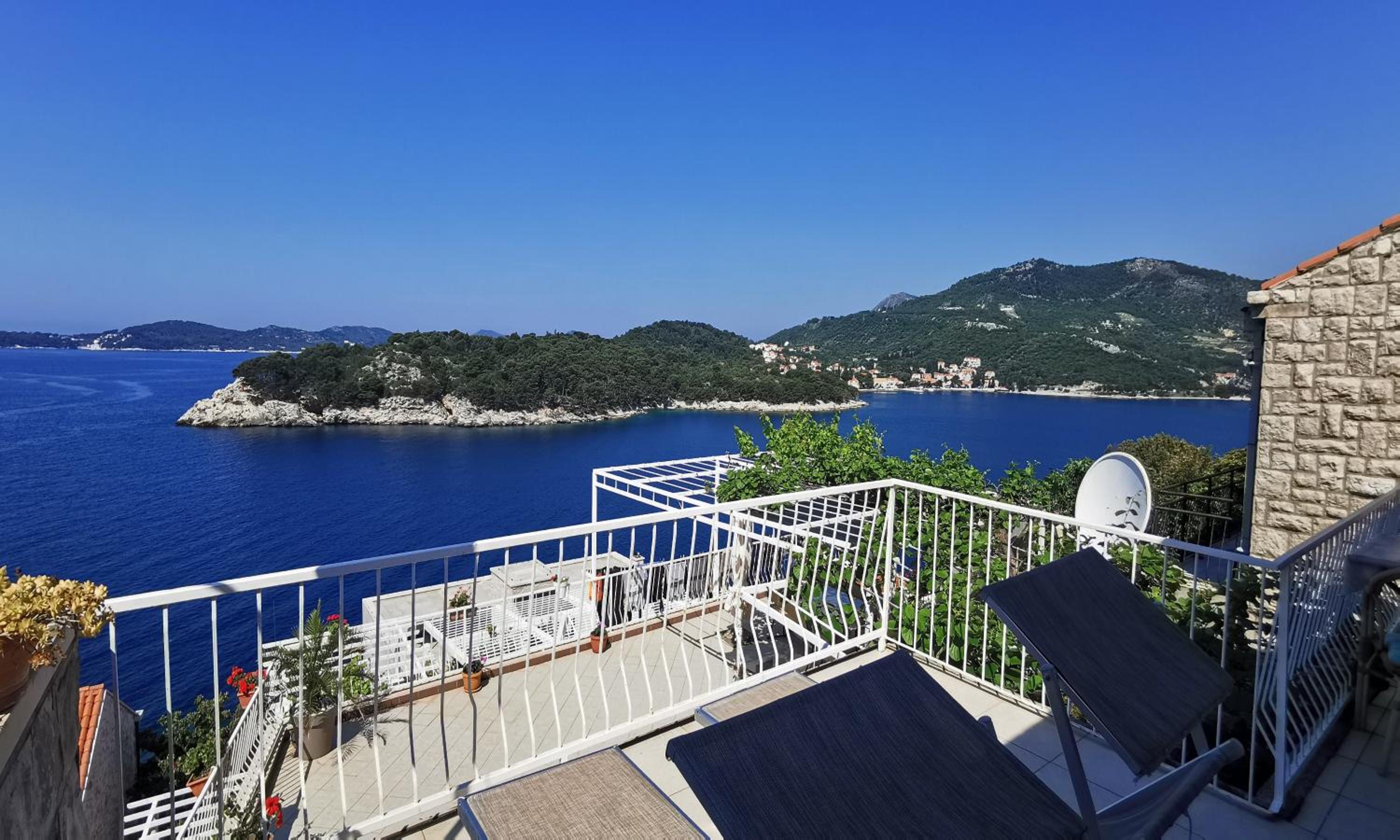 Two-Bedroom Apartment with Sea View and Balcony photo 2