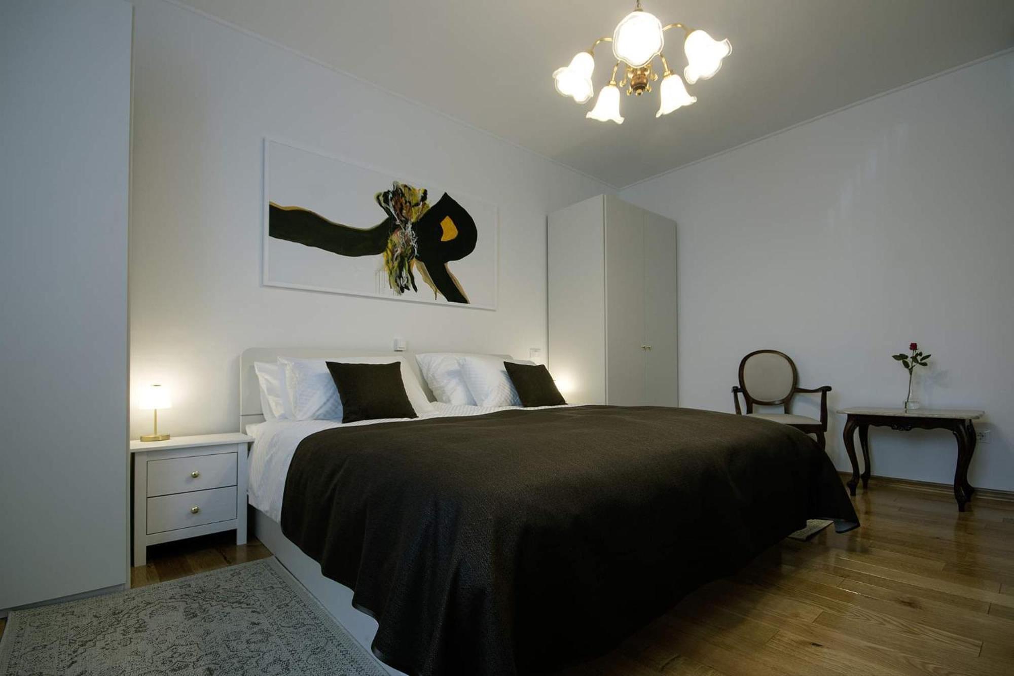 One-Bedroom Apartment photo 1