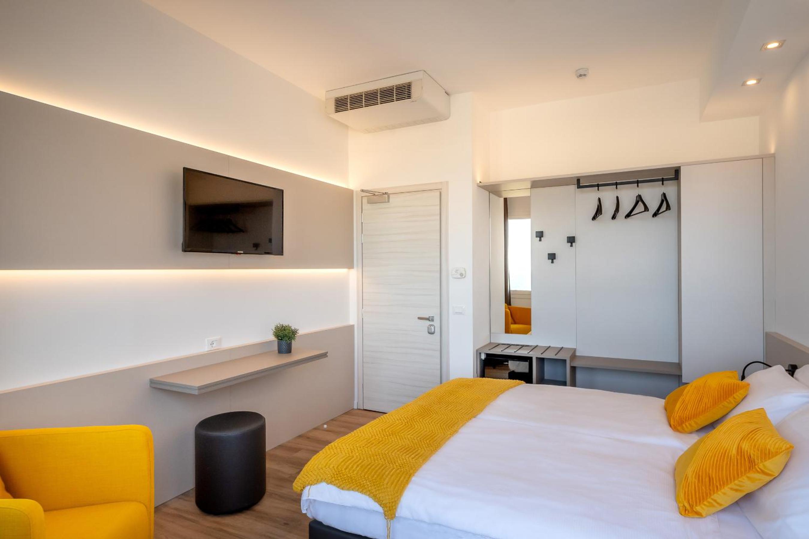 Deluxe Double Room with Balcony and Sea View photo 3