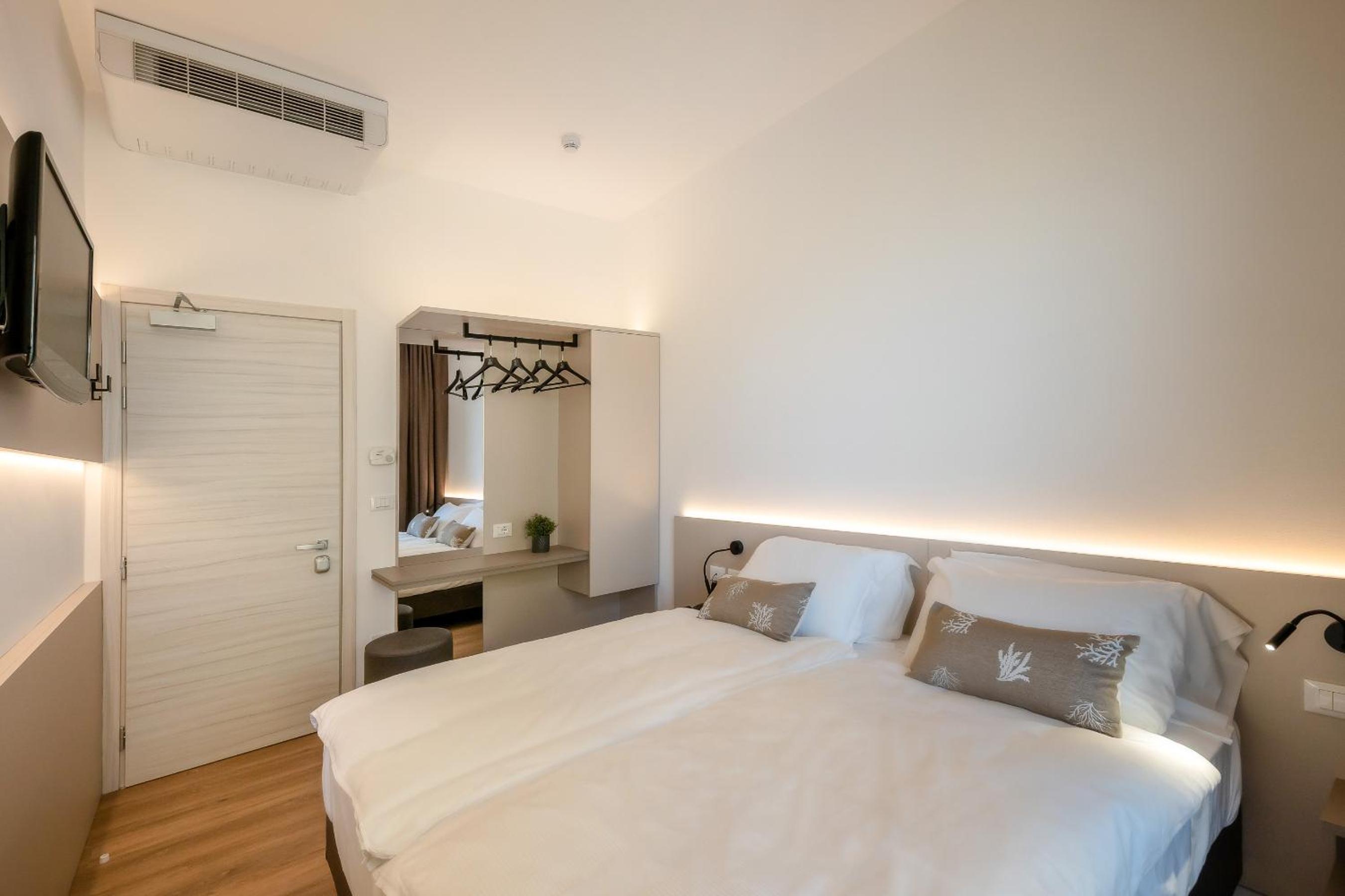 Deluxe Double Room with Side Sea View photo 3