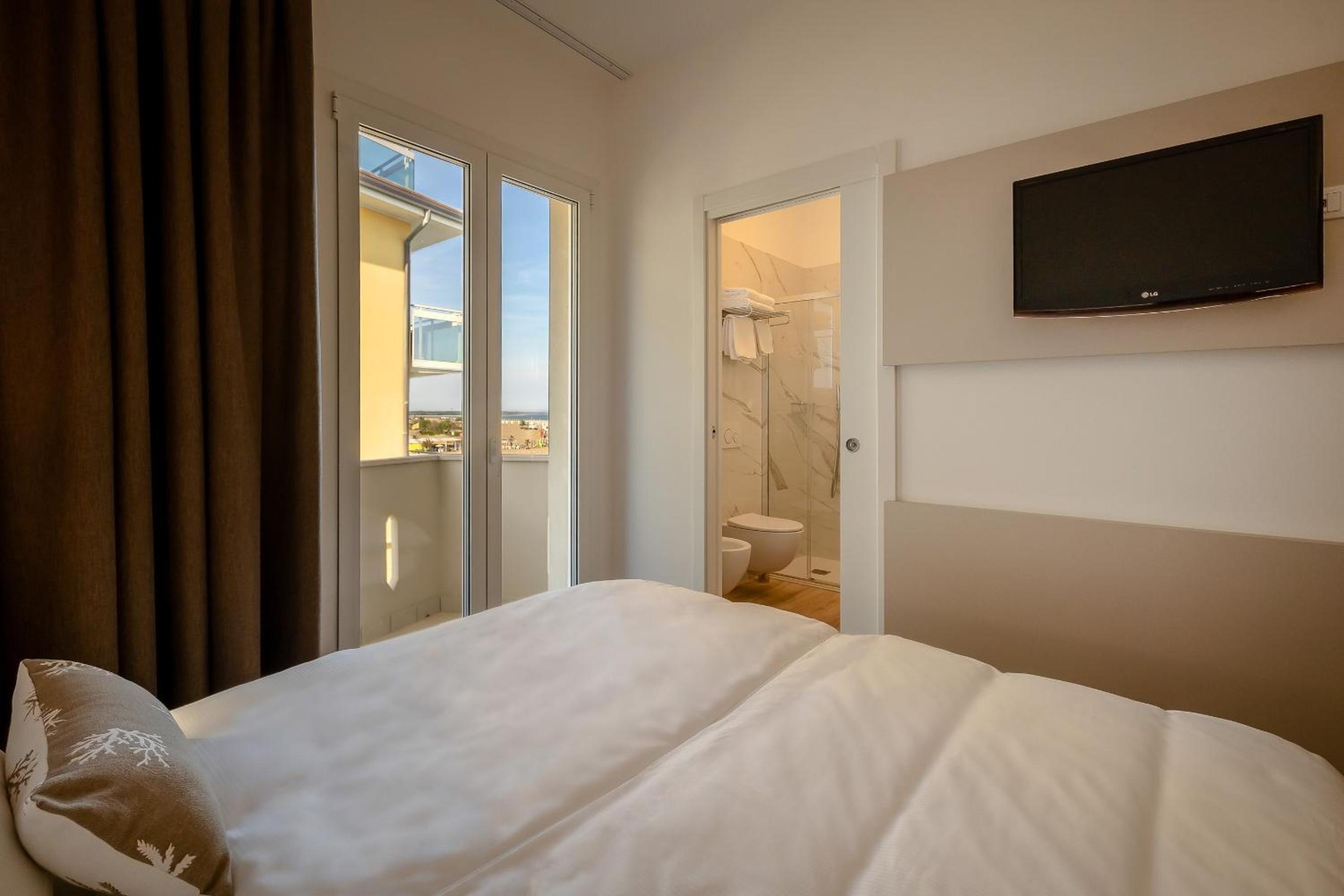 Deluxe Double Room with Side Sea View photo 2
