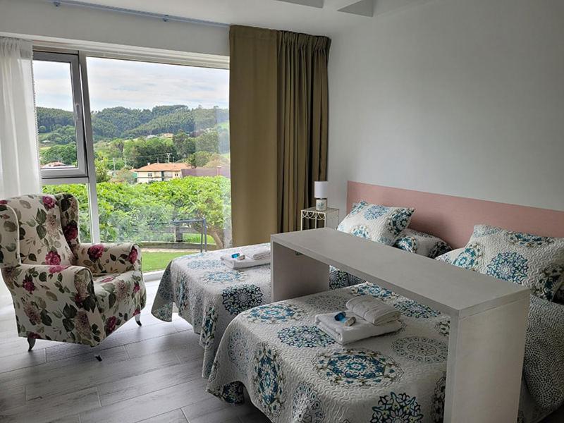 Twin Room with Private Bathroom - Photo 12
