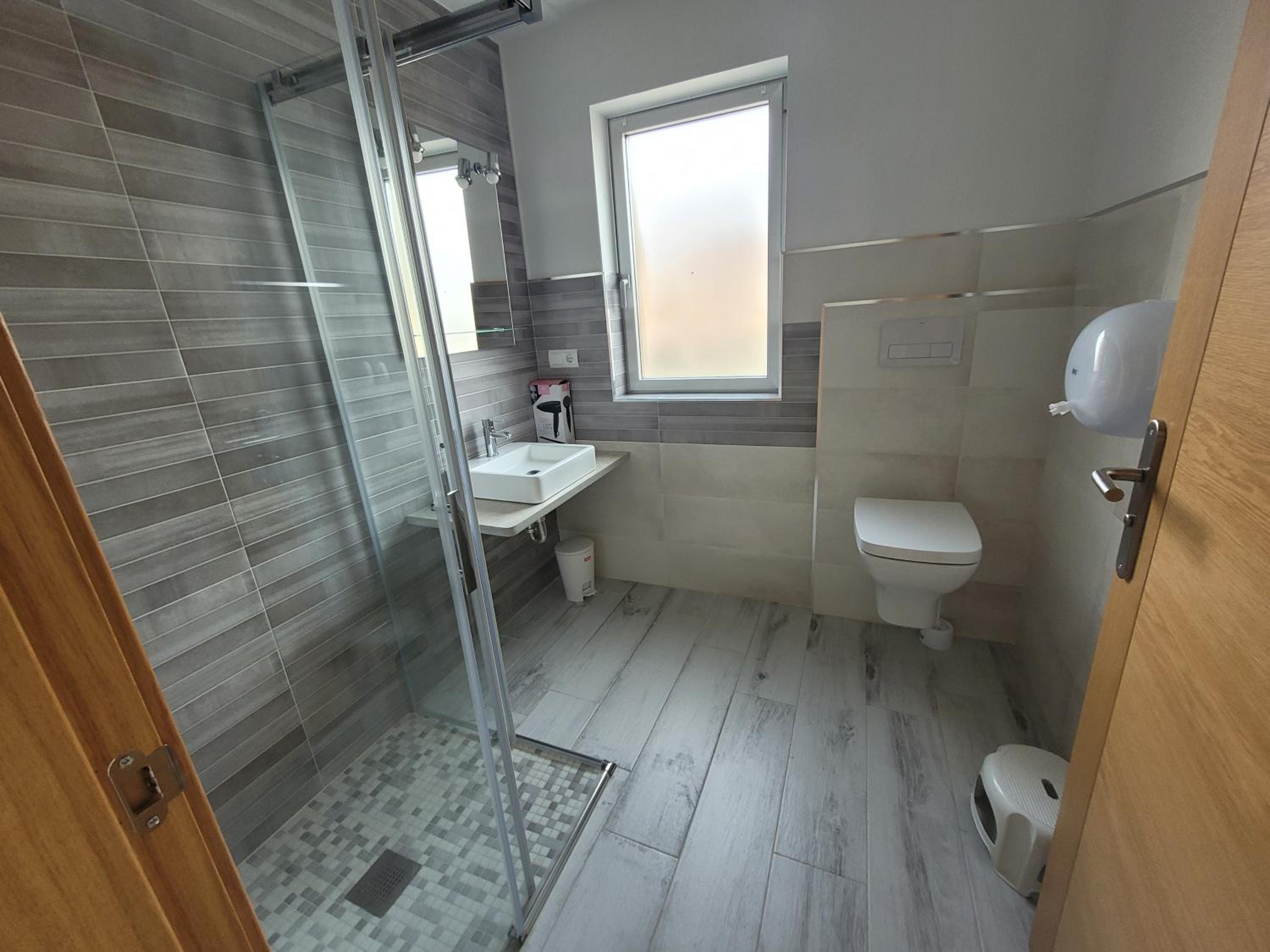 Twin Room with Private Bathroom - Photo 7