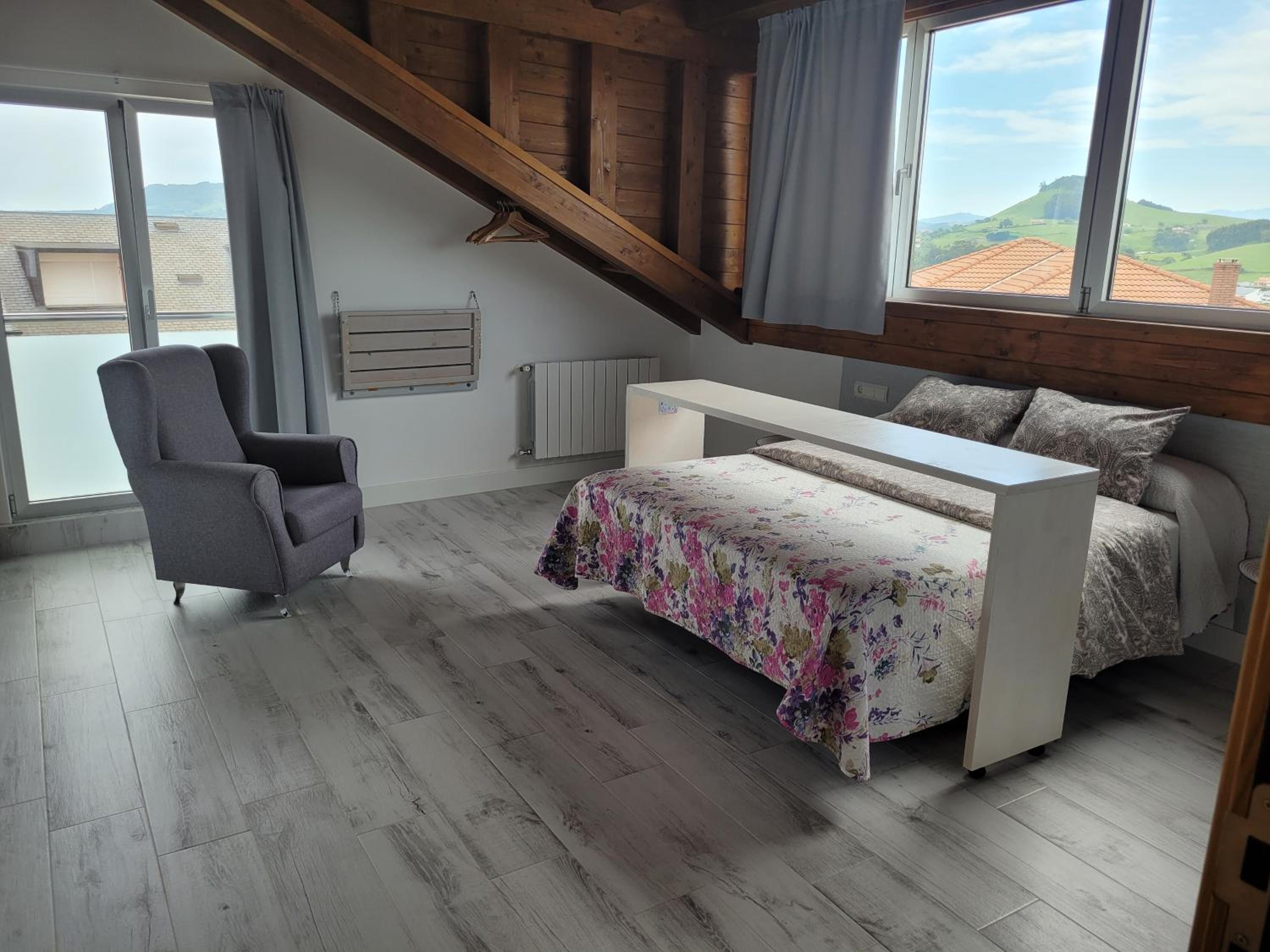 Twin Room with Private Bathroom - Photo 11