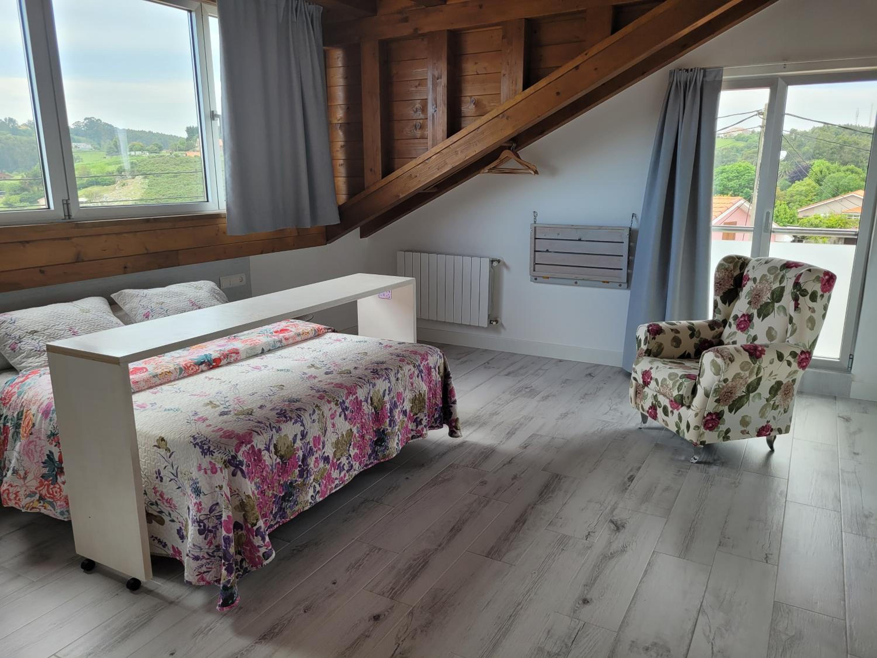 Twin Room with Private Bathroom - Photo 10