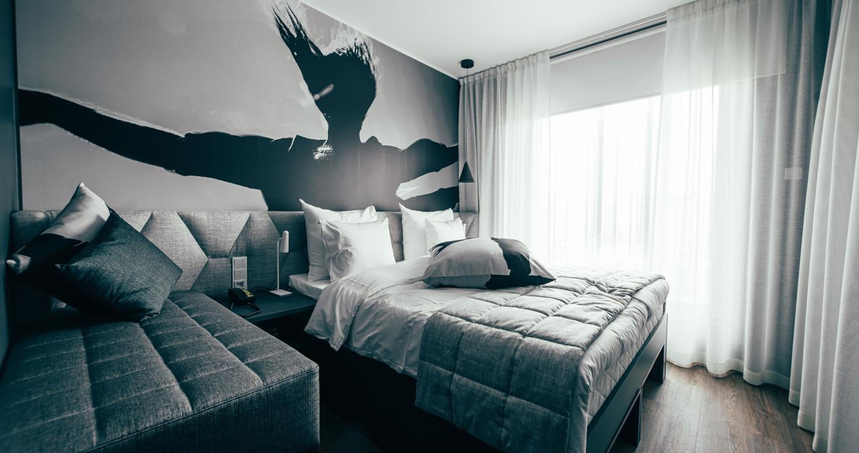 Standard King Room thumbnail 5