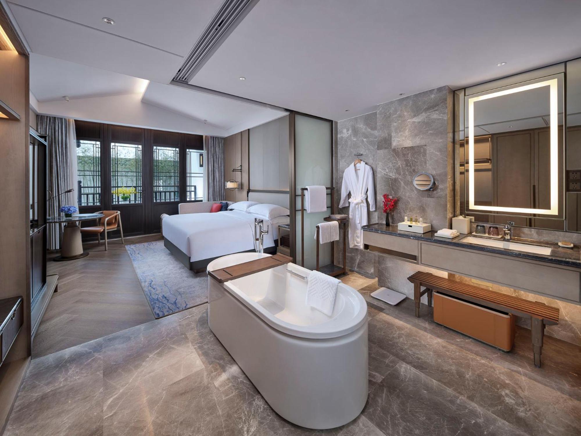 King Guest Room with Balcony - Photo 6