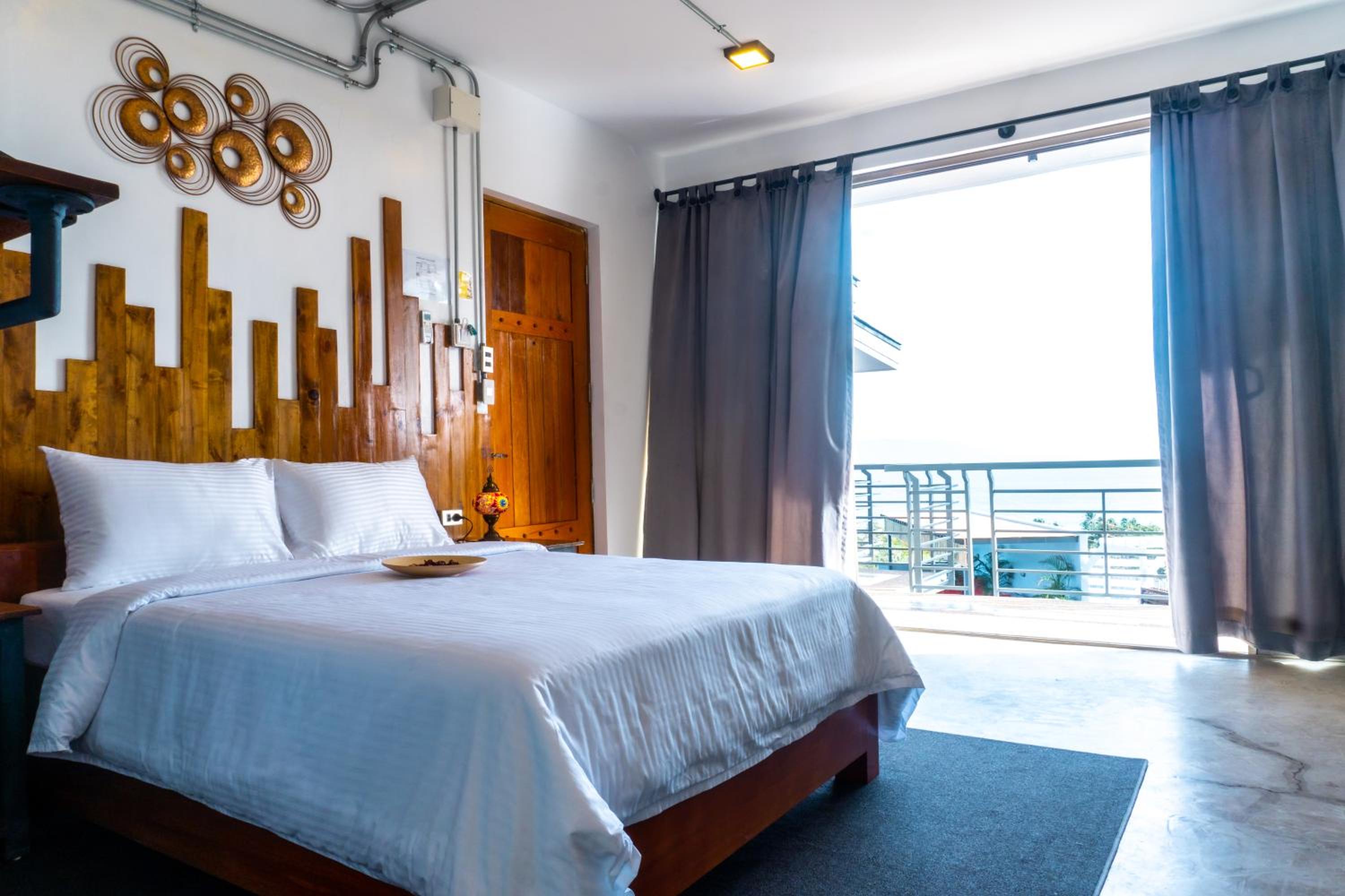Deluxe Suite with Sea View - Photo 1