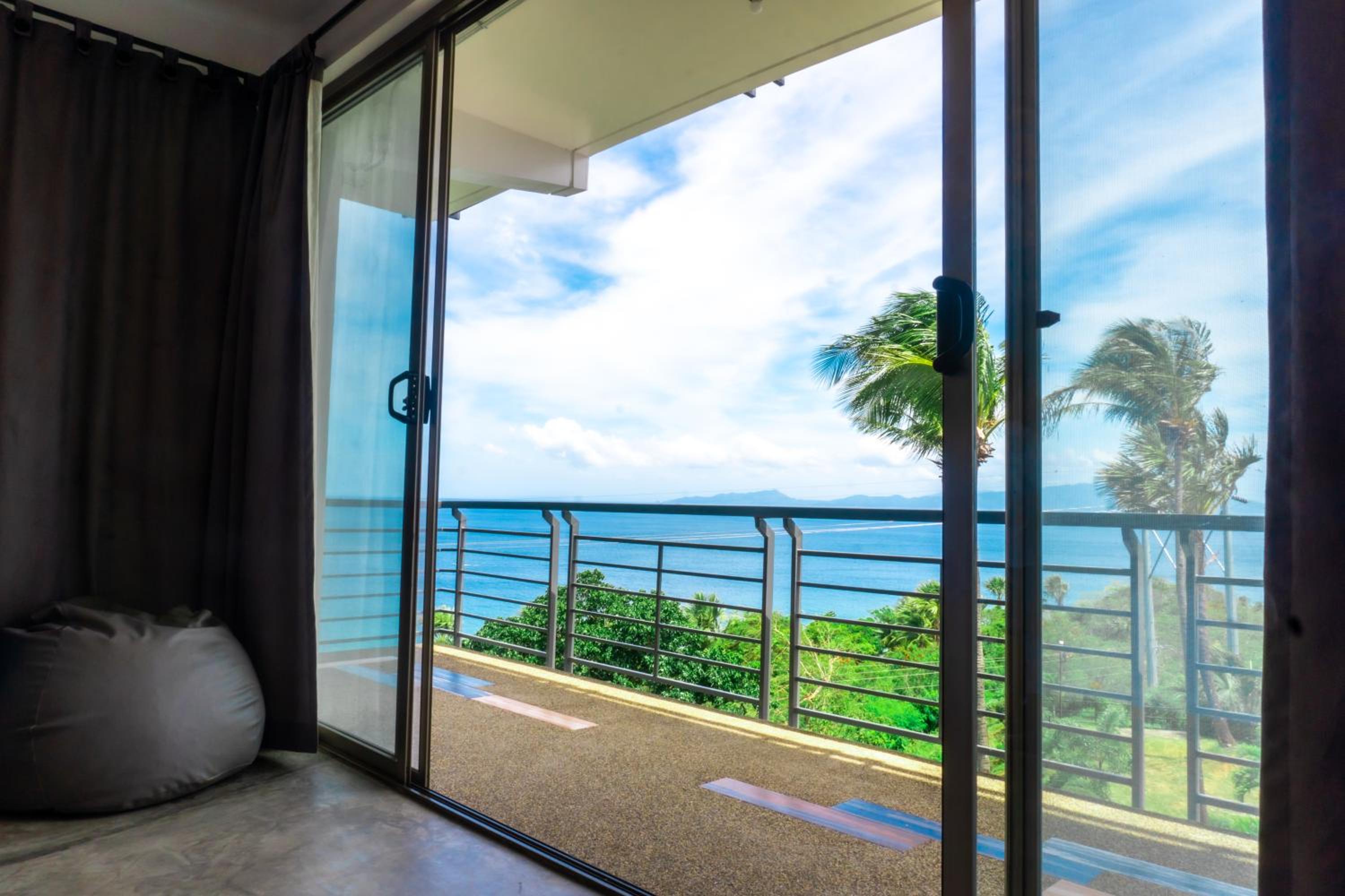 Deluxe Suite with Sea View - Photo 25
