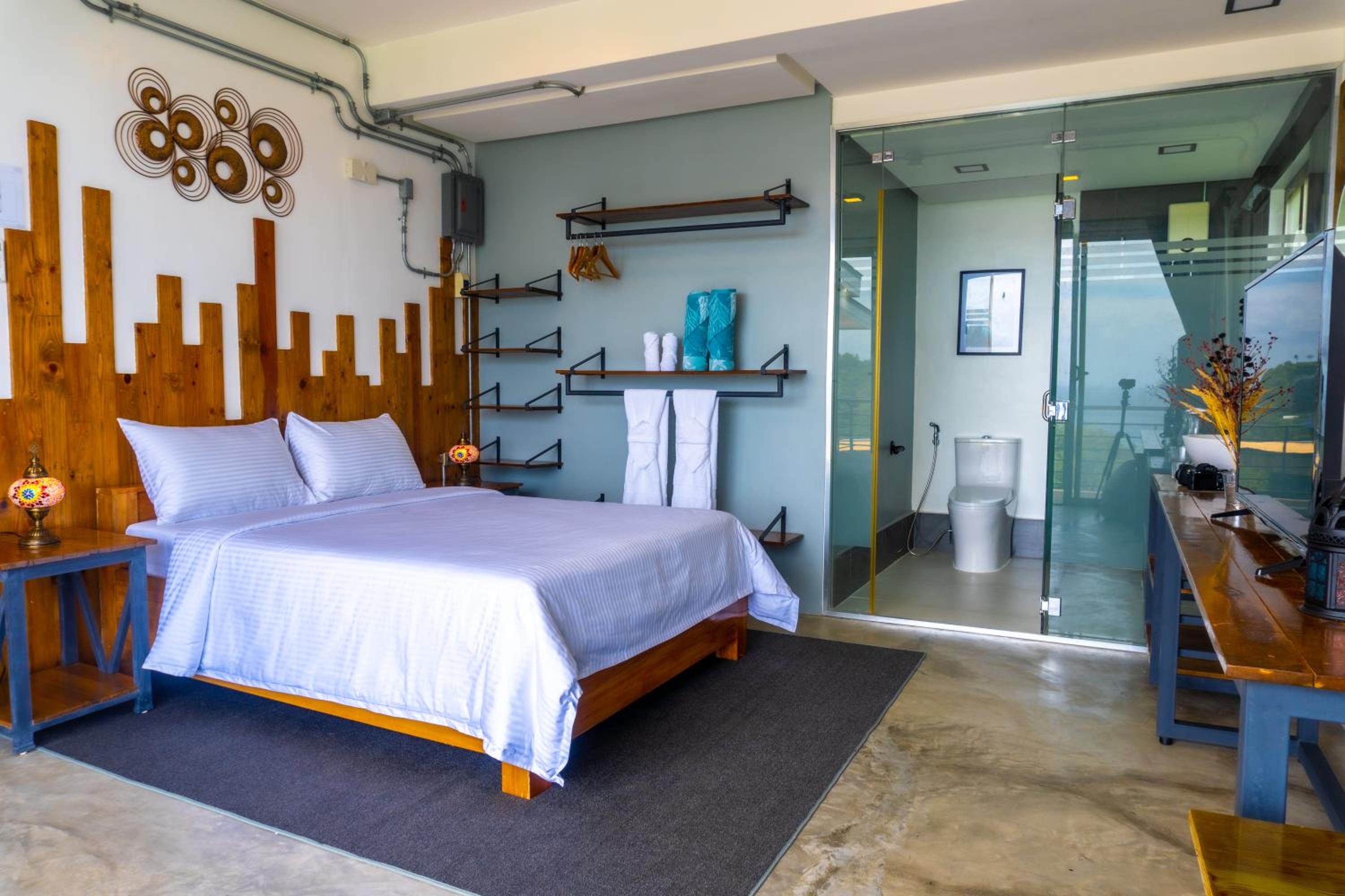 Deluxe Suite with Sea View - Photo 23