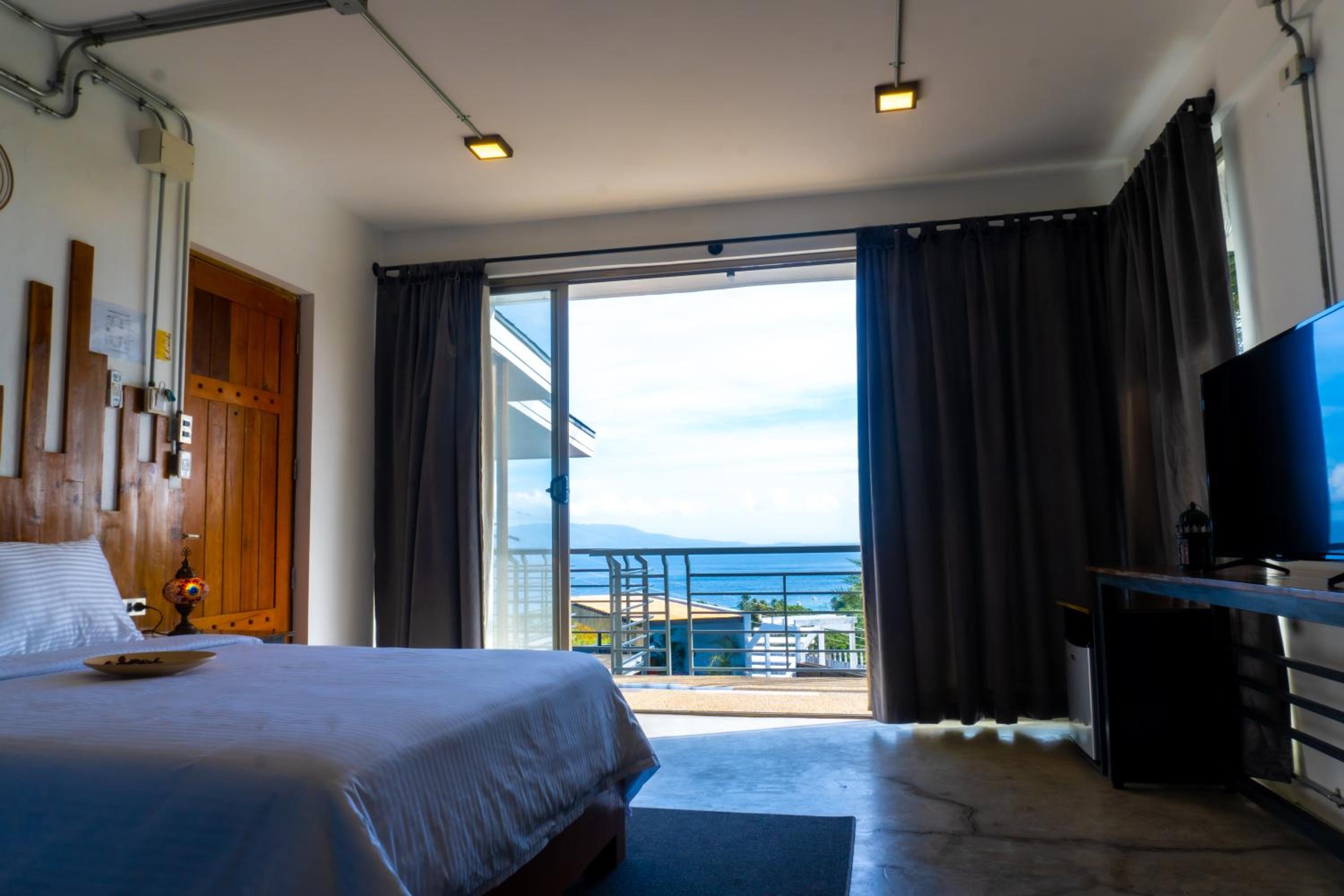 Deluxe Suite with Sea View - Photo 30