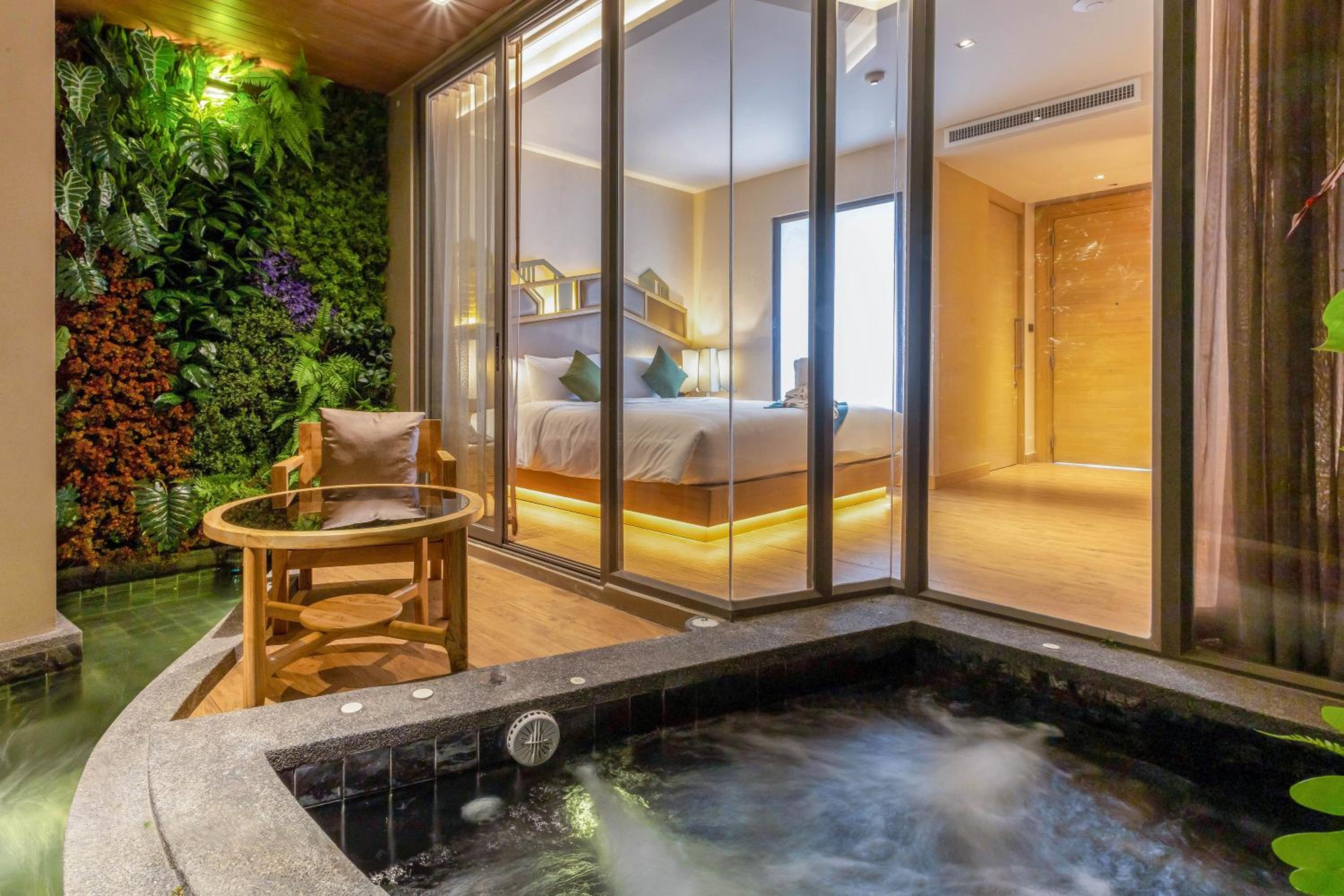 Signature Garden King w/ Whirlpool - Photo 3