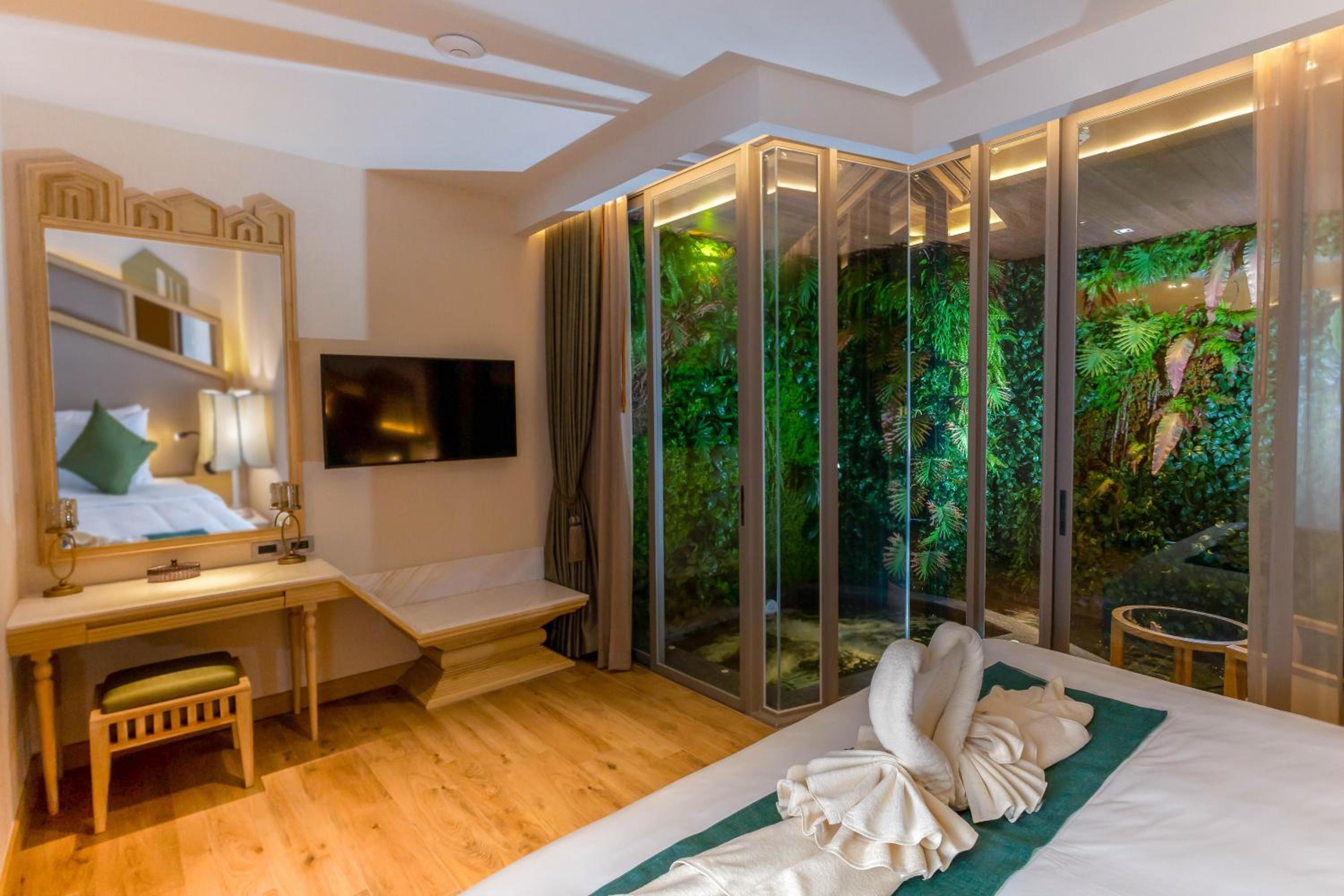 Signature Garden King w/ Whirlpool - Photo 4