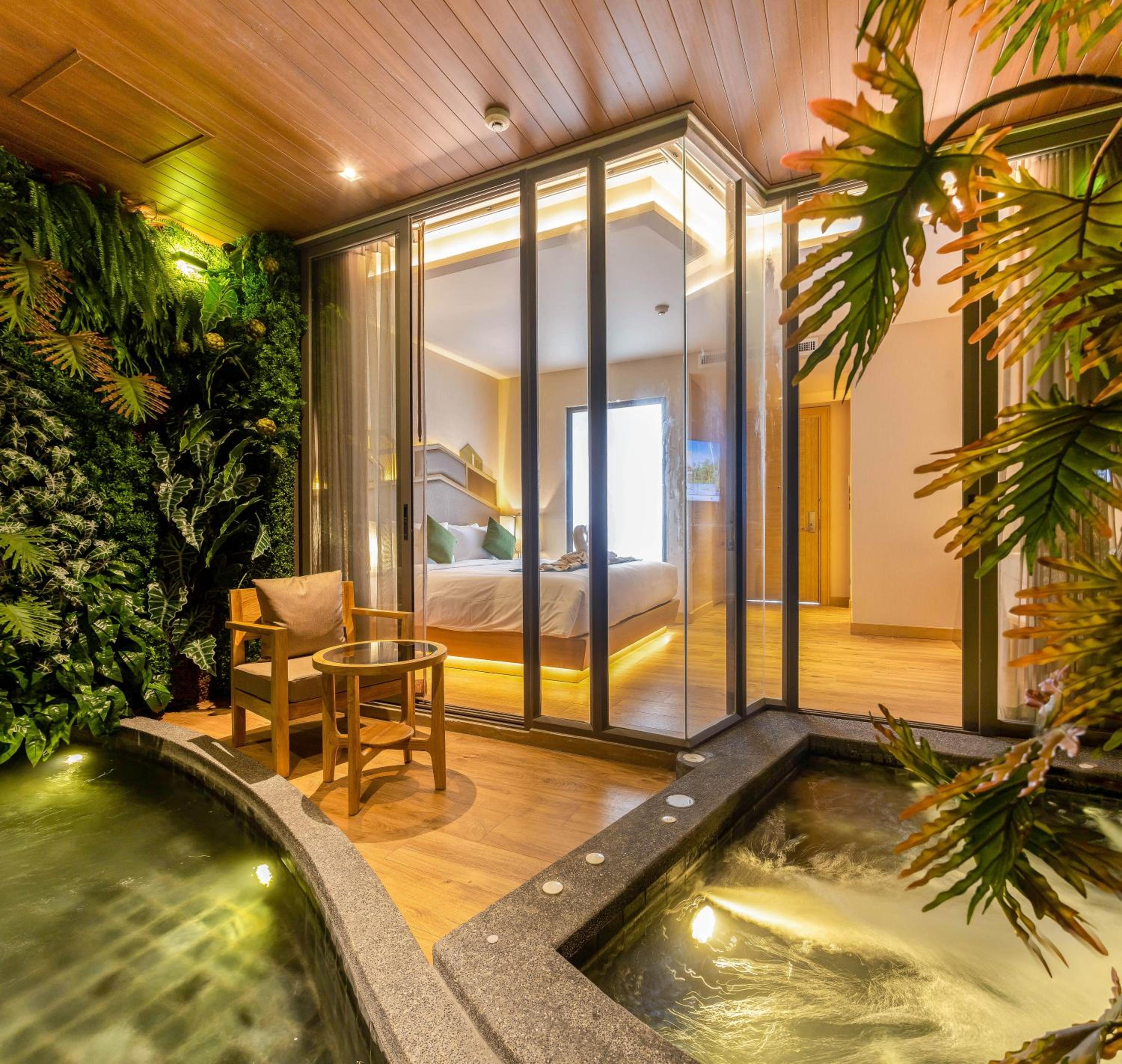 Signature Garden King w/ Whirlpool - Photo 1