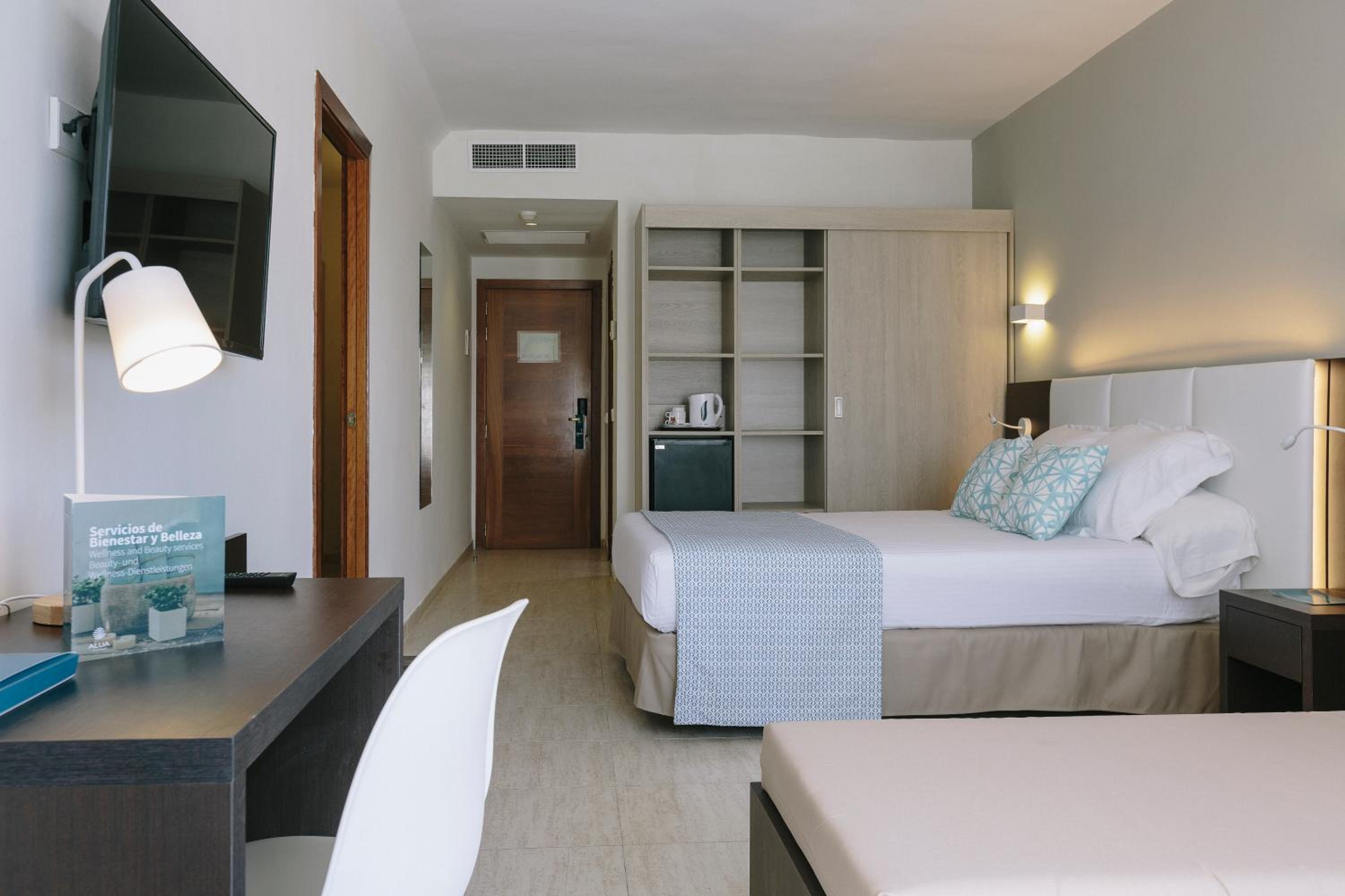 Double Room with Pool View (2 Adults + 2 Children) - Photo 2