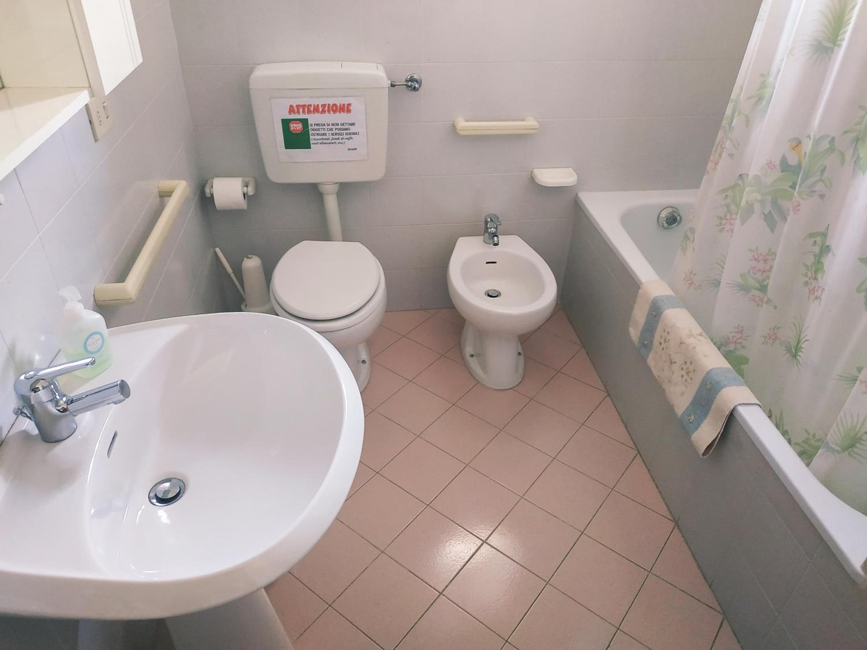Standard Double Room with Shared Bathroom photo 3