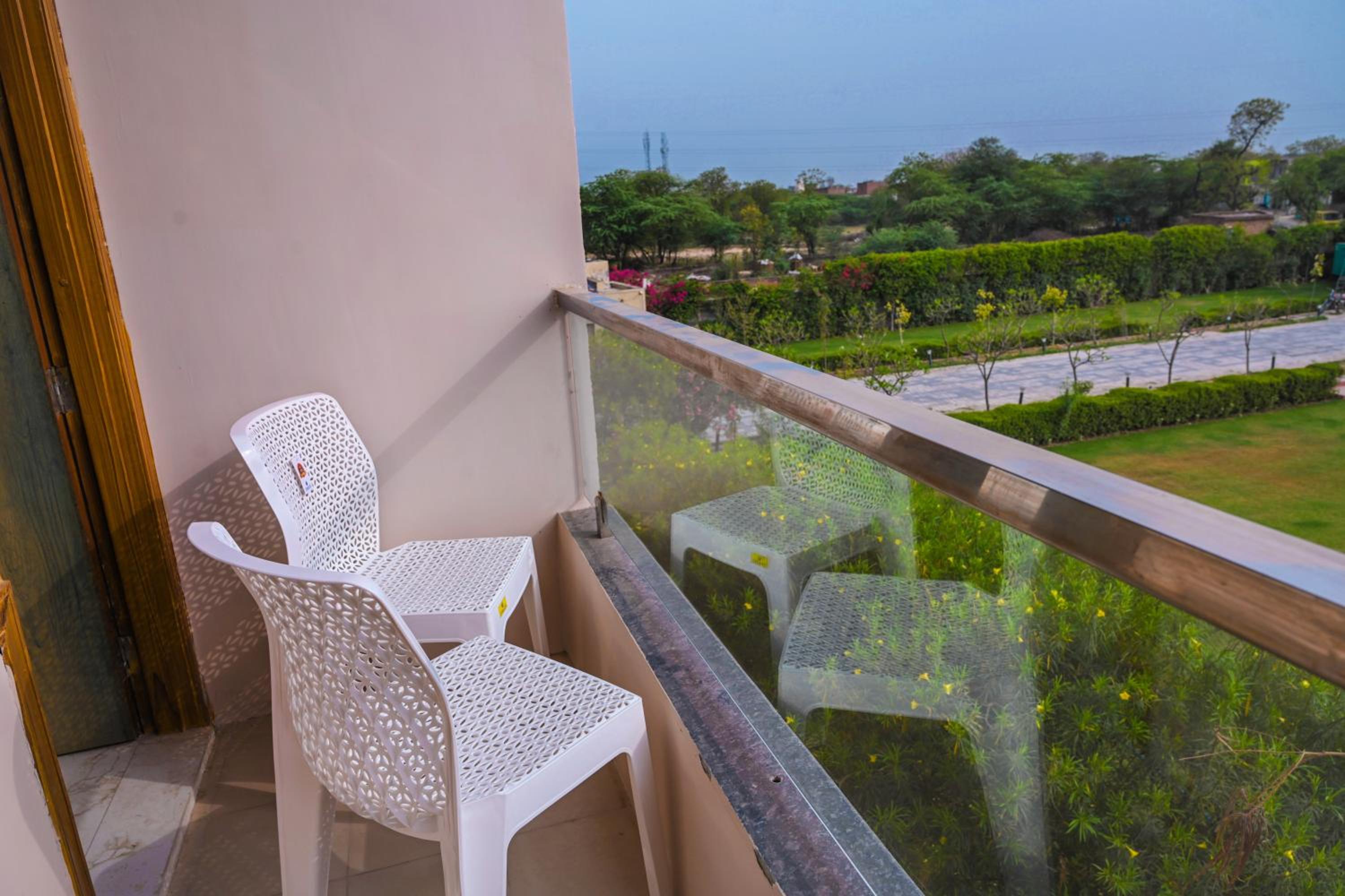 Executive Suite - Photo 7
