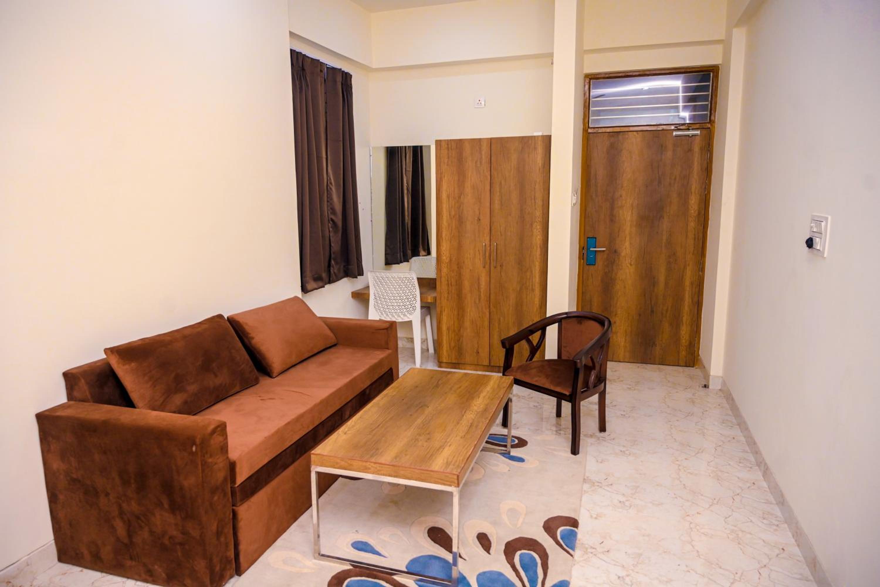 Executive Suite - Photo 5