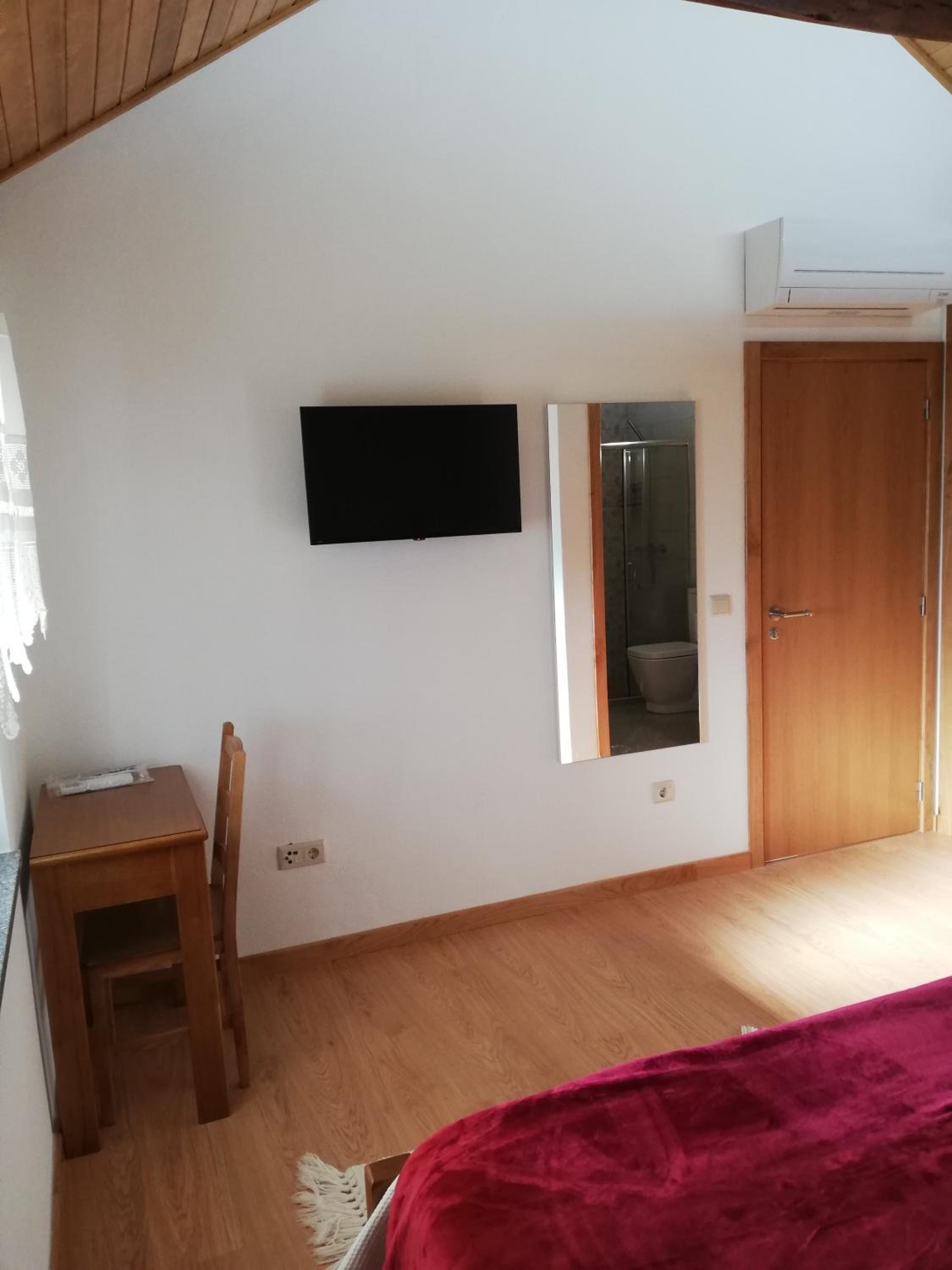 Double Room with Private Bathroom - Photo 2