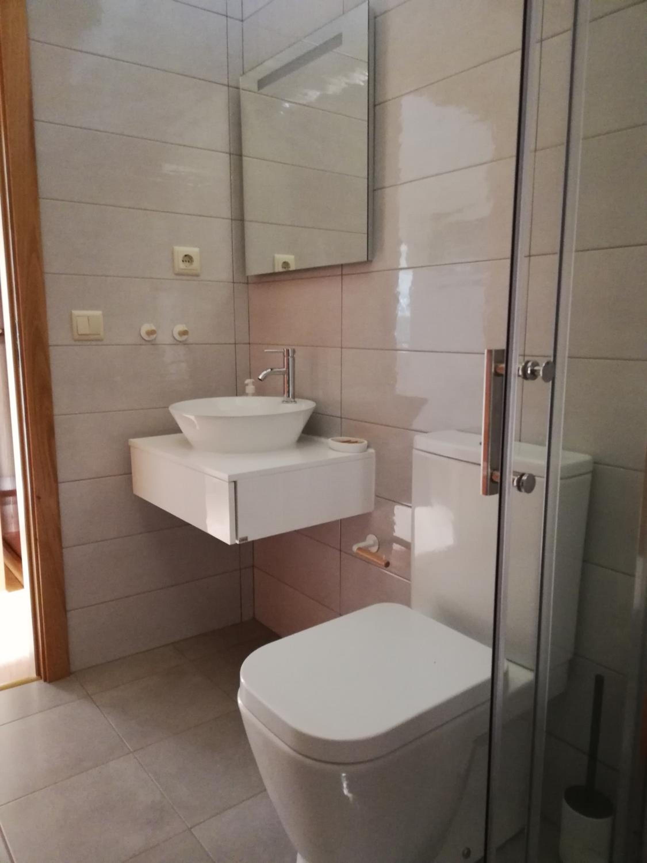 Double Room with Private Bathroom - Photo 4