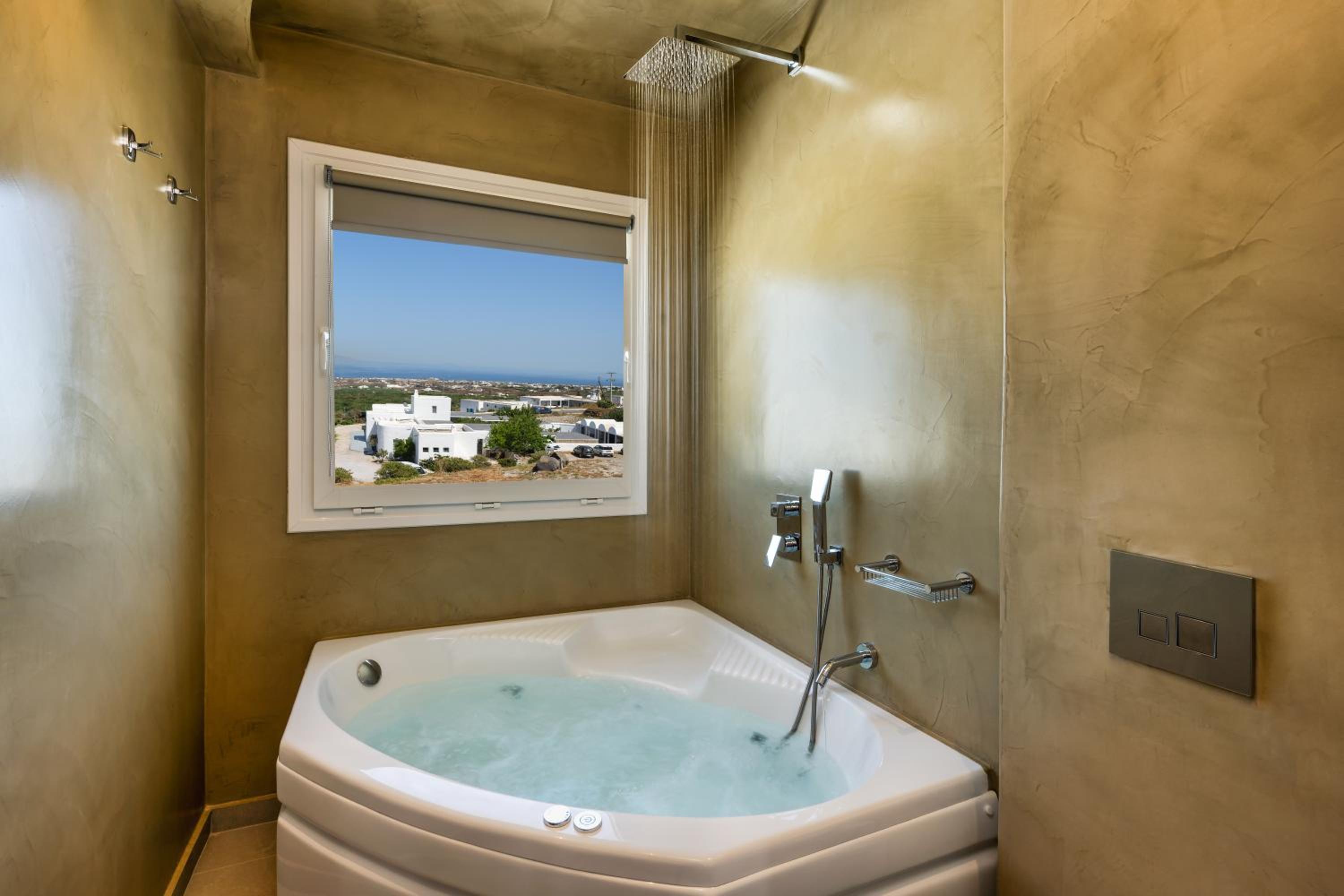 Queen Suite with Spa Bath - Photo 10