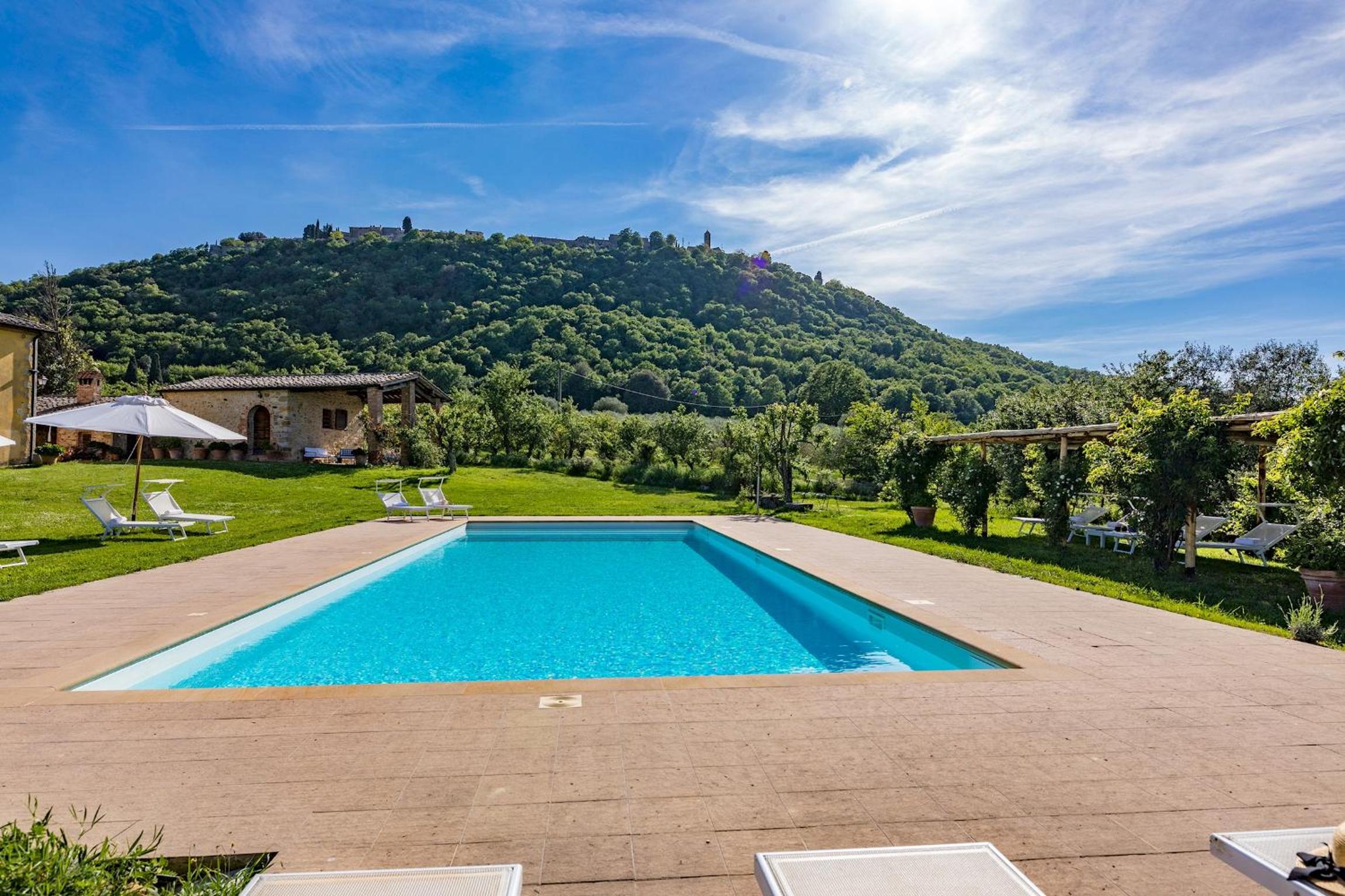 Eight-Bedroom Villa photo 2