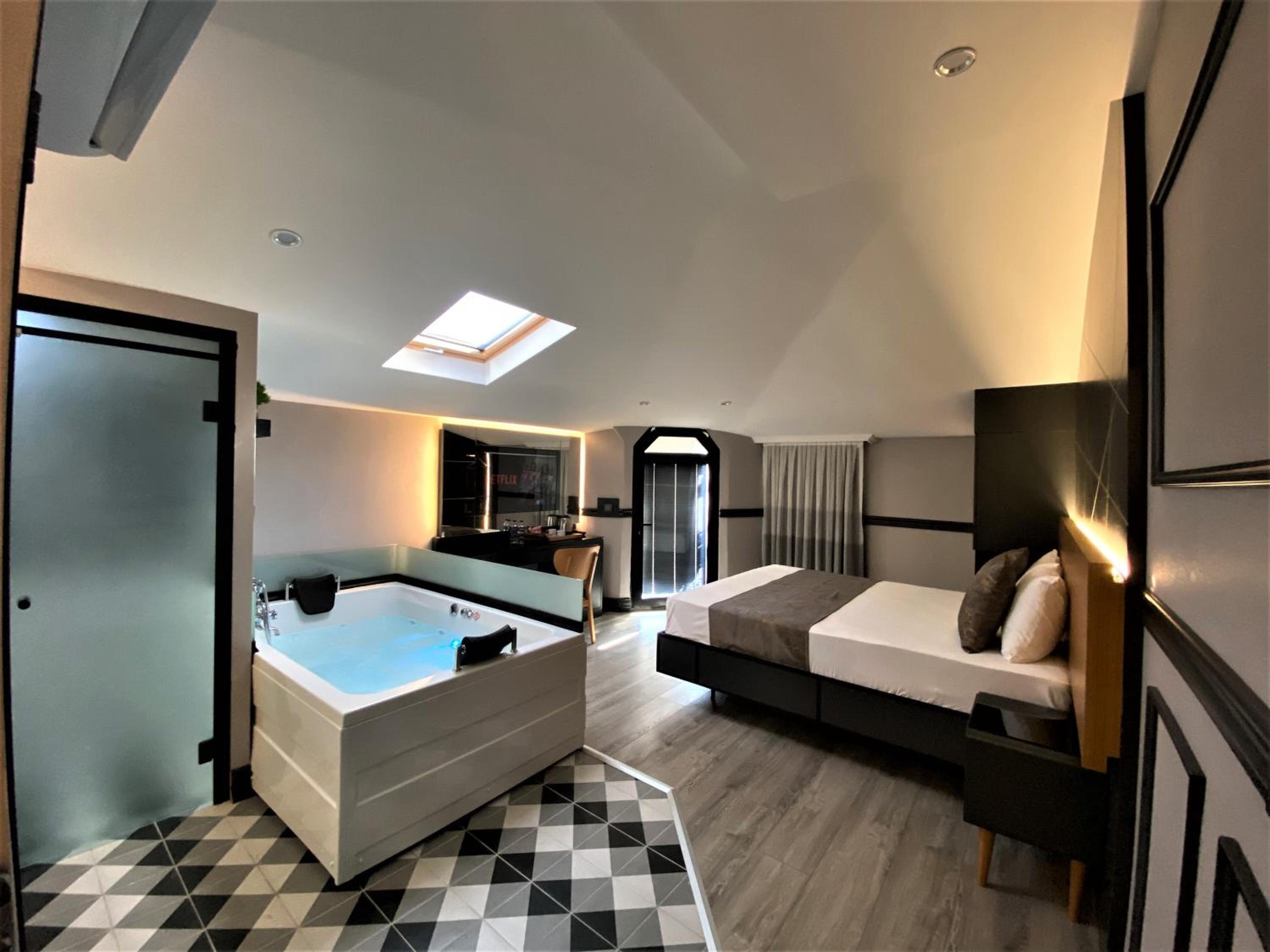 Queen Room with Spa Bath photo 1