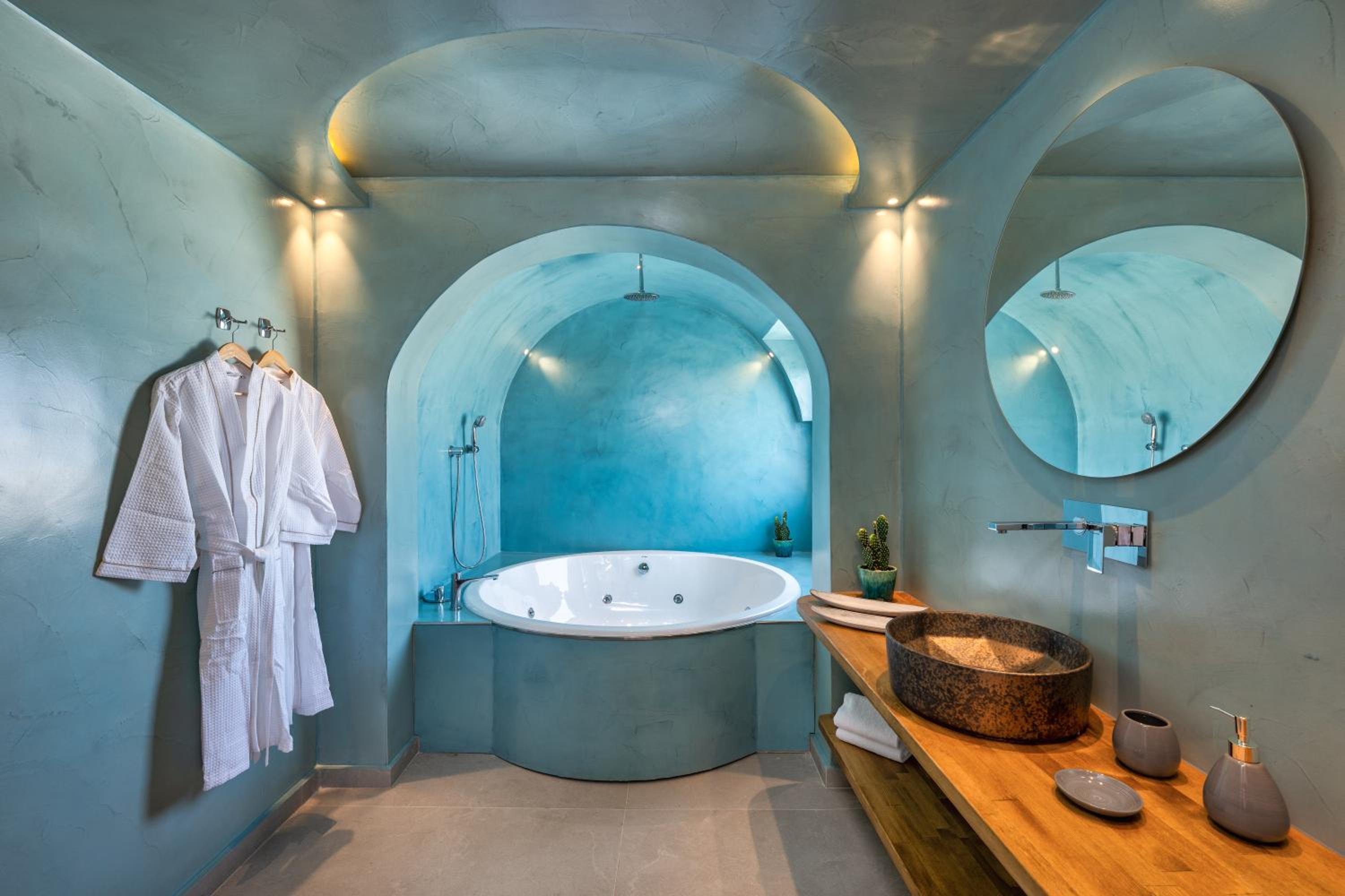 Queen Suite with Spa Bath - Photo 2