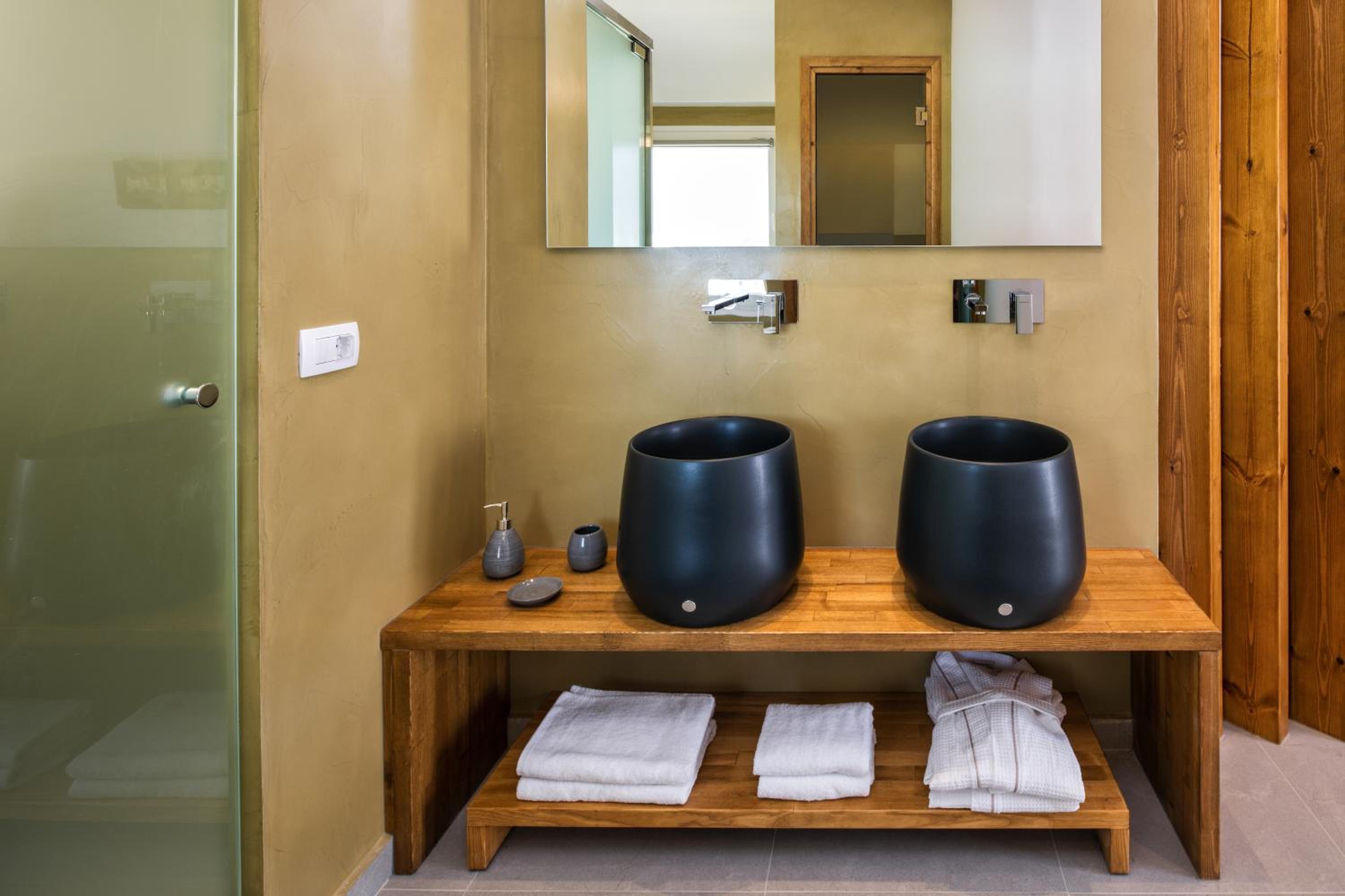 King Suite with Spa Bath - Photo 8